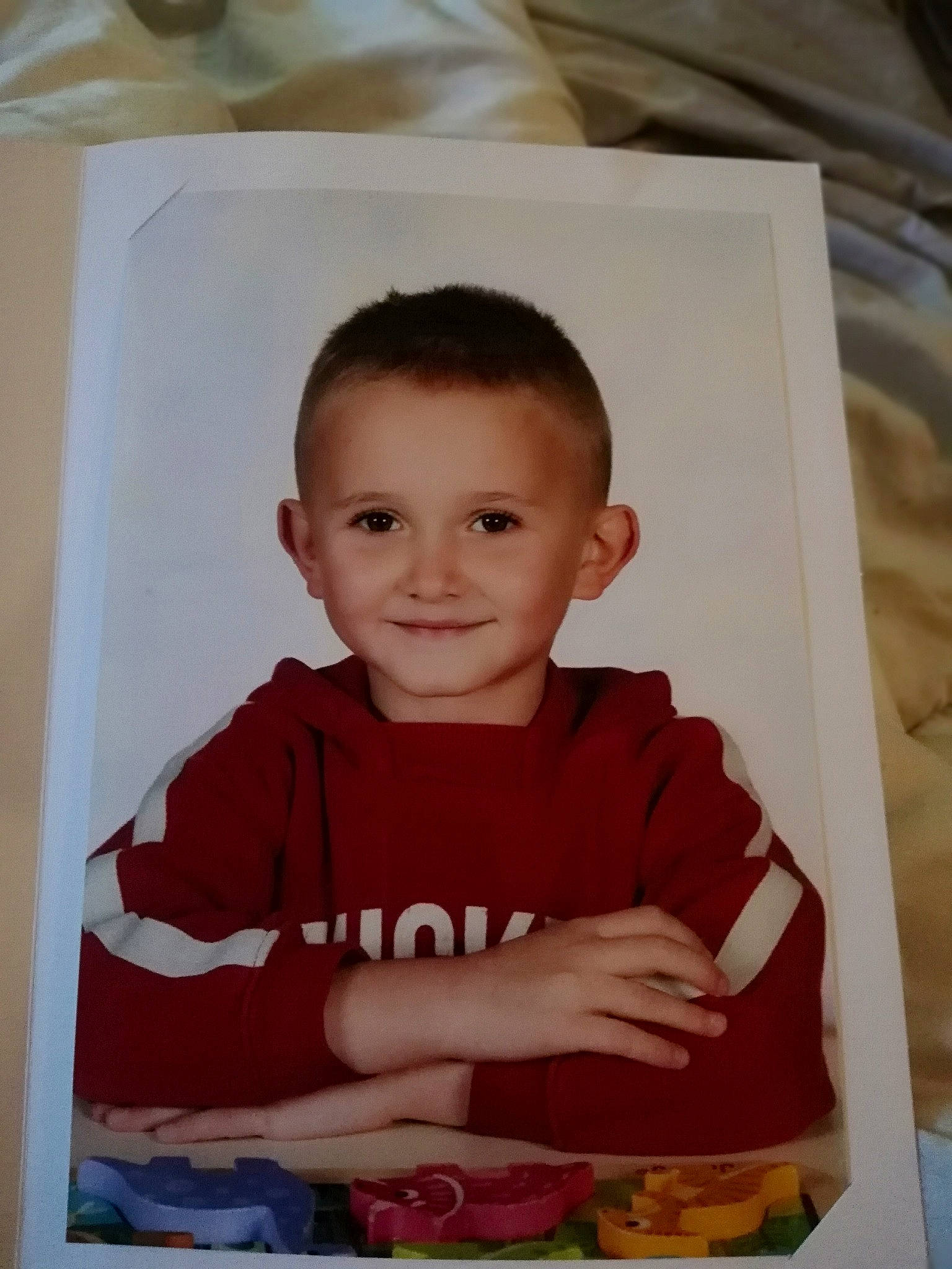 Ryan a rejoint le concours — aidez-le/la à gagner de superbes lots ! art, baby, baby_toddler_clothing, cheek, child, comfort_food, hairstyle, happy, illustration, joy, paper_product, pattern, person, room, sitting, sleeve, smile, sweetness, t_shirt, toddler