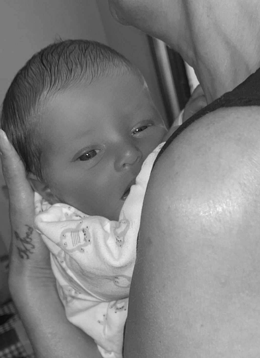 Lyzio a rejoint le concours — aidez-le/la à gagner de superbes lots ! baby, cheek, chest, comfort, elbow, eye, eyebrow, face, flash_photography, gesture, hair, happy, iris, joint, lip, neck, person, shoulder, skin, stomach