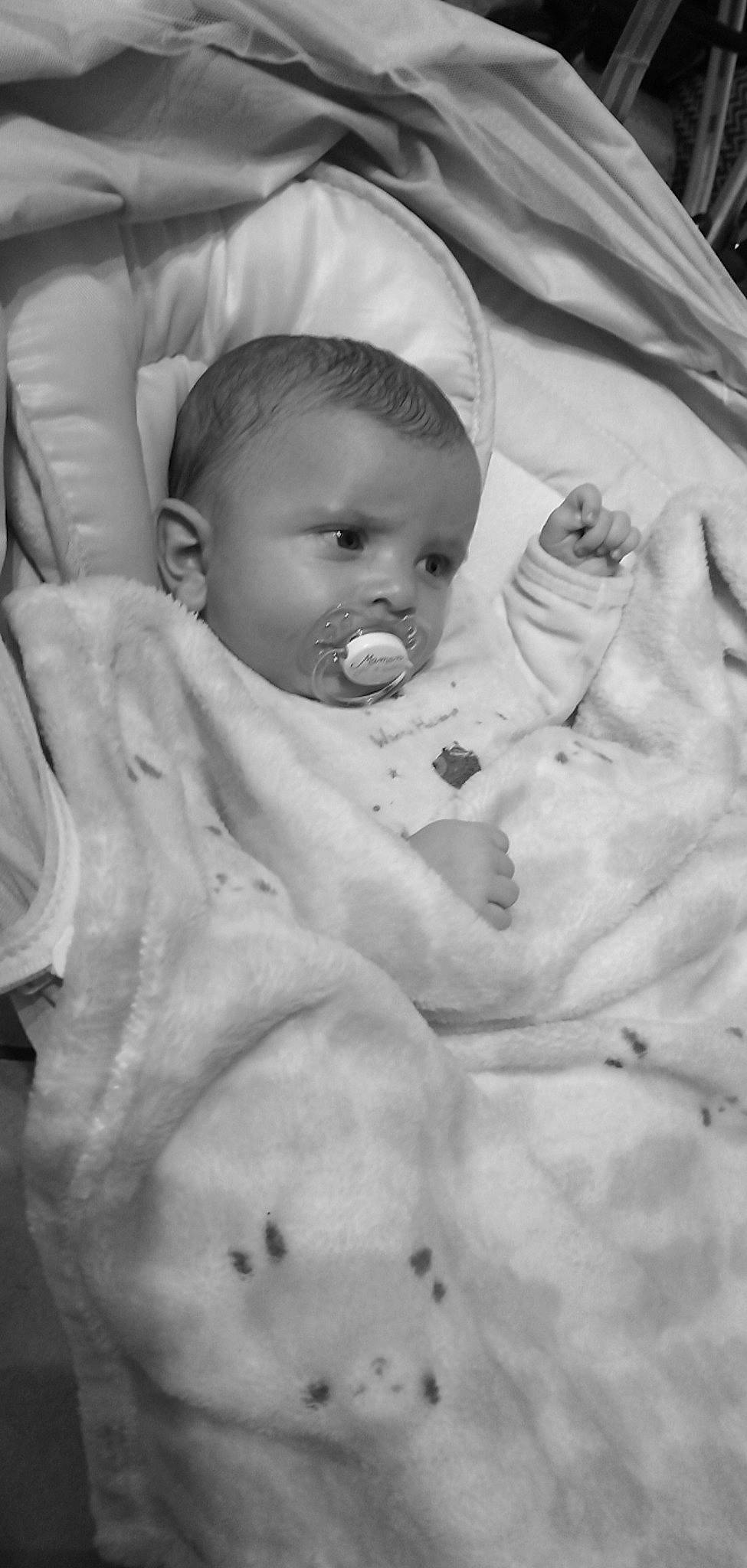 Lyzio participe au concours pour gagner de l'argent avec cette photo : art, baby, baby_products, baby_toddler_clothing, cheek, child, comfort, eyebrow, gesture, grass, hand, human_body, linens, lip, monochrome, monochrome_photography, person, room, sitting, skin