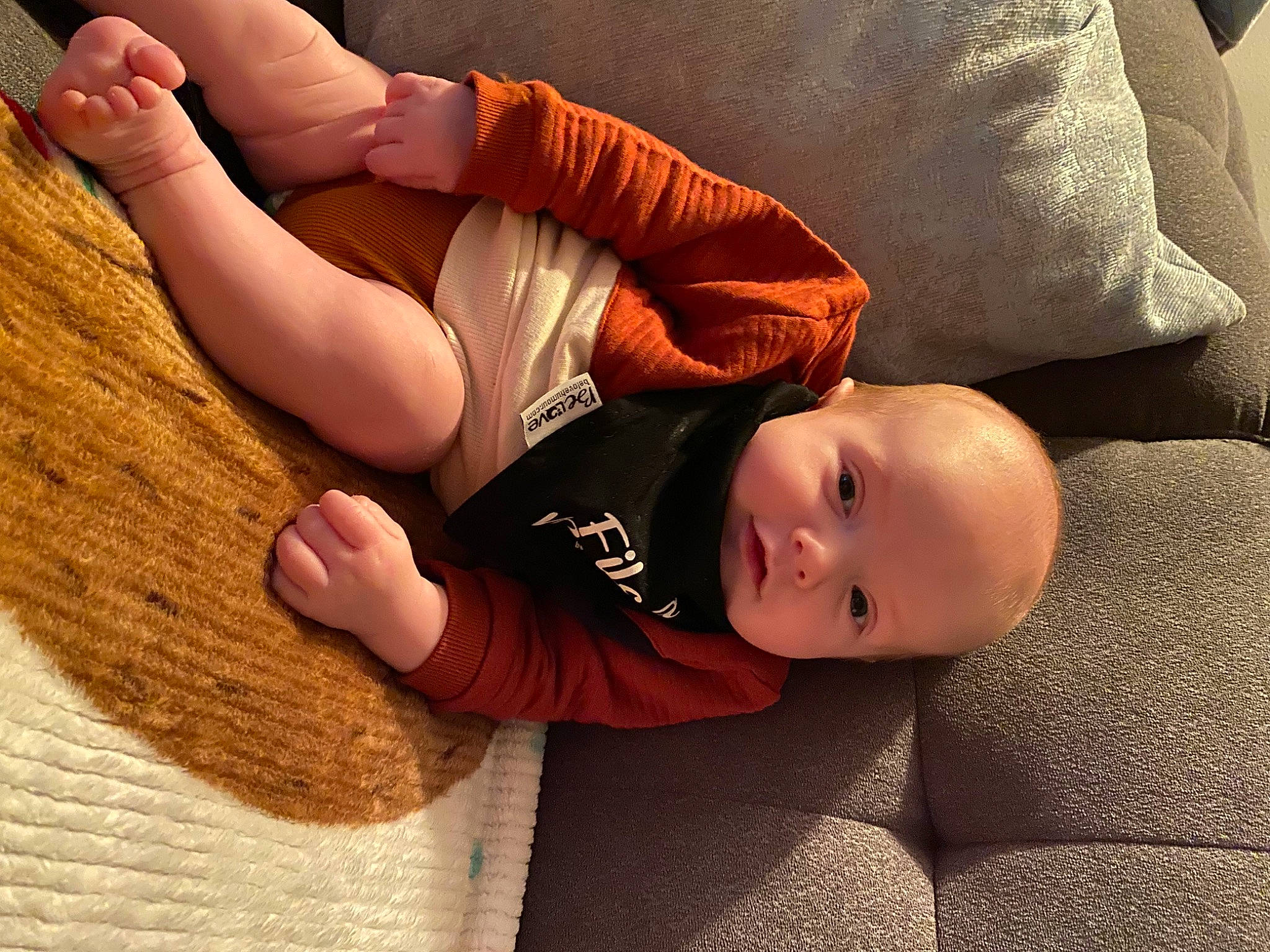 Caleb a rejoint le concours — aidez-le/la à gagner de superbes lots ! arm, comfort, elbow, finger, flash_photography, gesture, glasses, head, human_body, joint, knee, leg, mammal, person, skin, smile, thigh, thumb, toddler, trunk