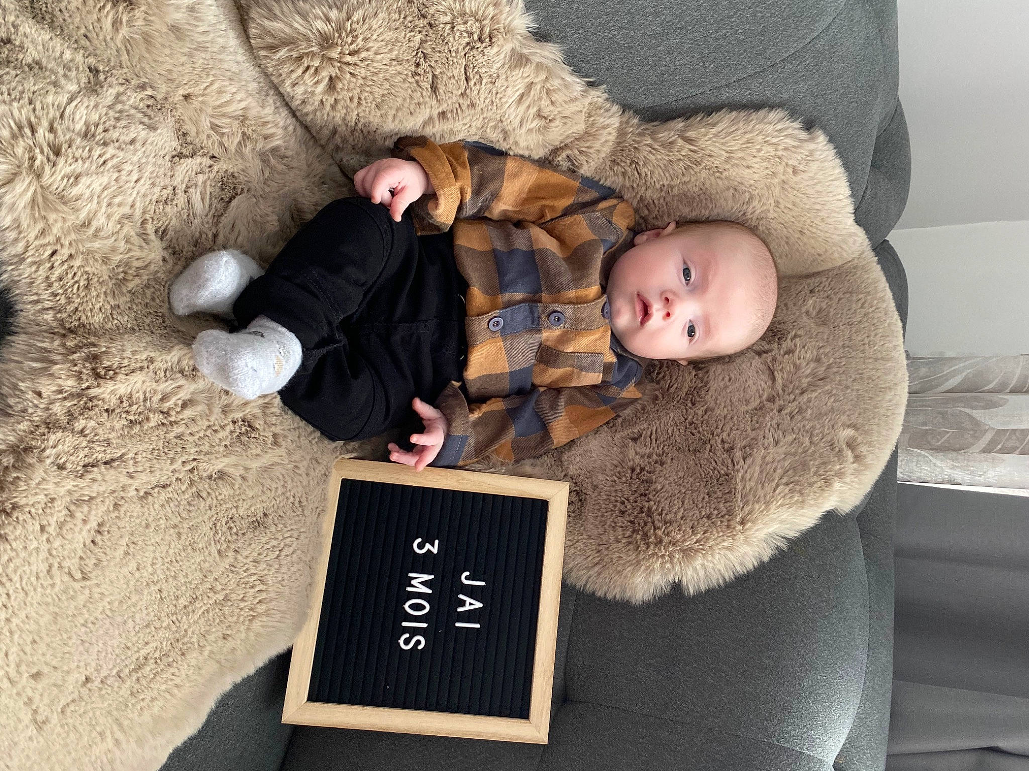 Caleb participe au concours pour gagner de l'argent avec cette photo : baby, baby_products, baby_sleeping, beanie, child, comfort, couch, font, fur, glasses, knit_cap, linens, person, room, sitting, stuffed_toy, toddler, tree, vertebrate, wood