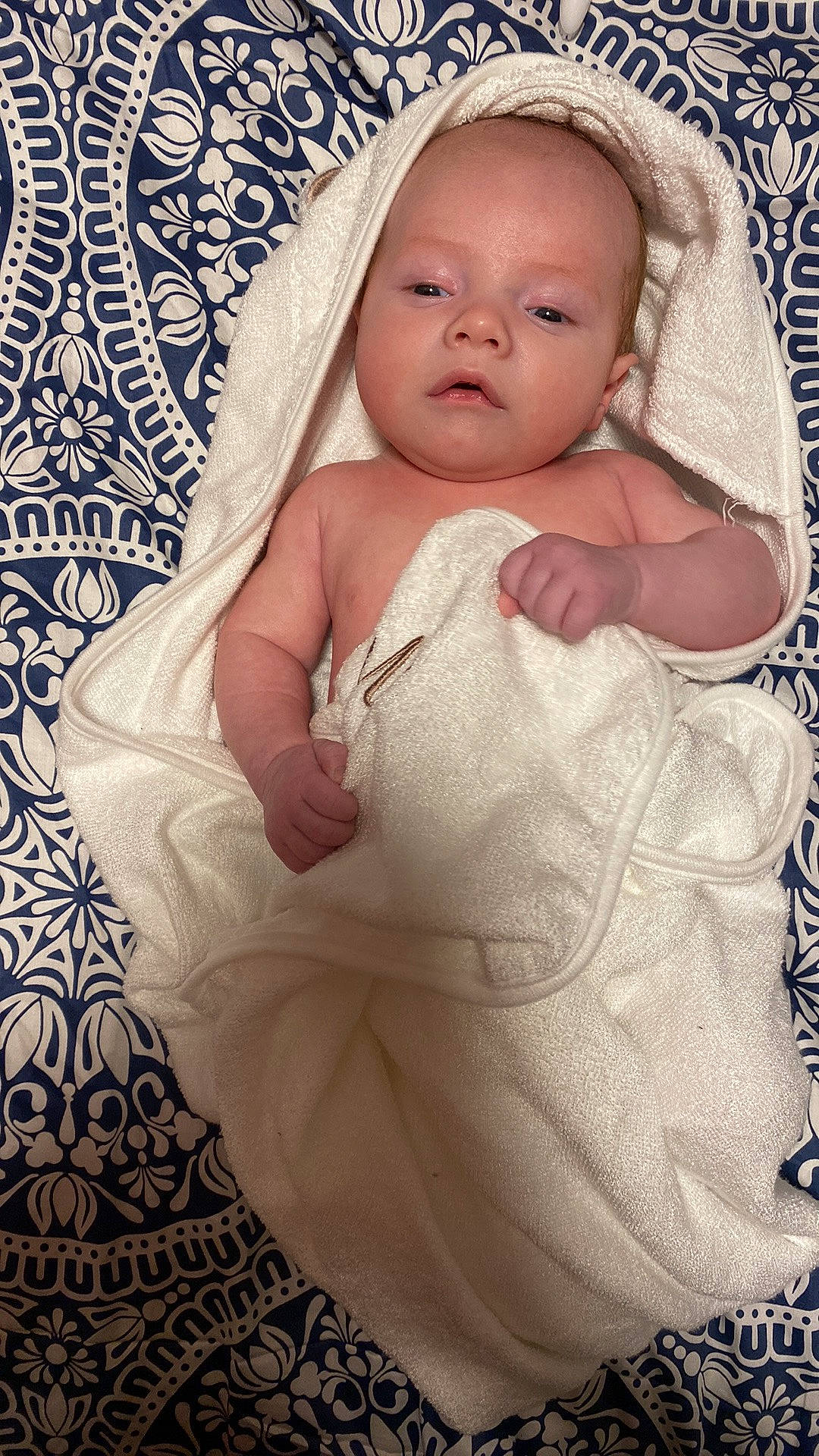 Caleb a rejoint le concours — aidez-le/la à gagner de superbes lots ! arm, baby, baby_toddler_clothing, chest, comfort, dress, eye, eyebrow, face, hand, head, headgear, iris, linens, lip, neck, person, pink, skin, sleeve