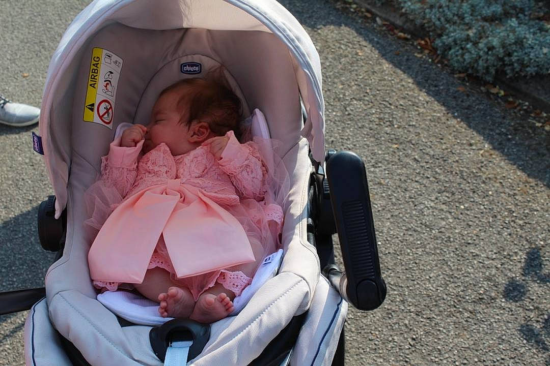 Mia participe au concours pour gagner de l'argent avec cette photo : baby, baby_carriage, baby_carrier, baby_products, child, person, product, toddler