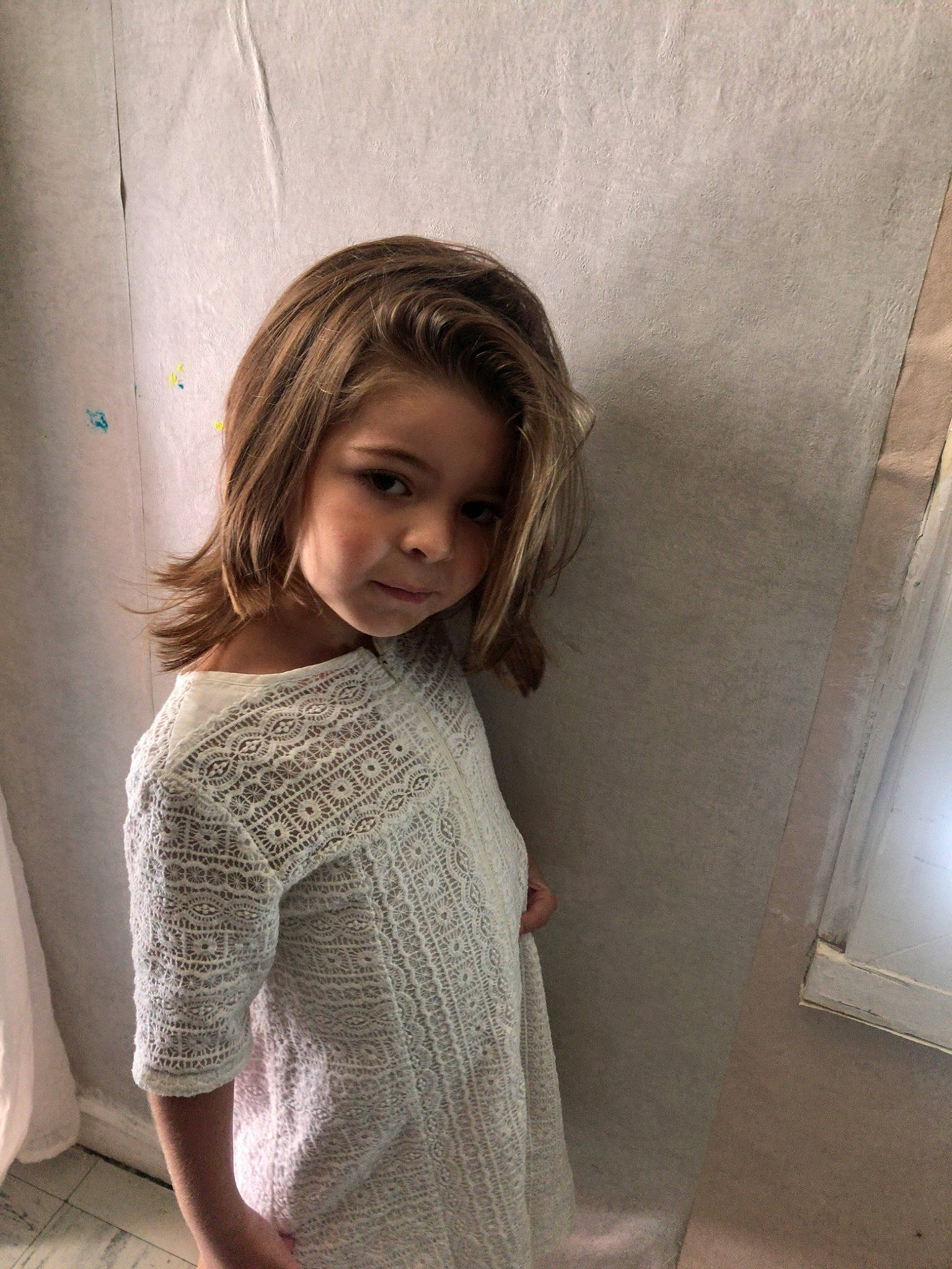 Elena participe au concours pour gagner de l'argent avec cette photo : beauty, blond, brown_hair, child, child_model, face, hair, hairstyle, joint, long_hair, neck, outerwear, person, photography, shoulder, skin, sleeve, smile, t_shirt, top