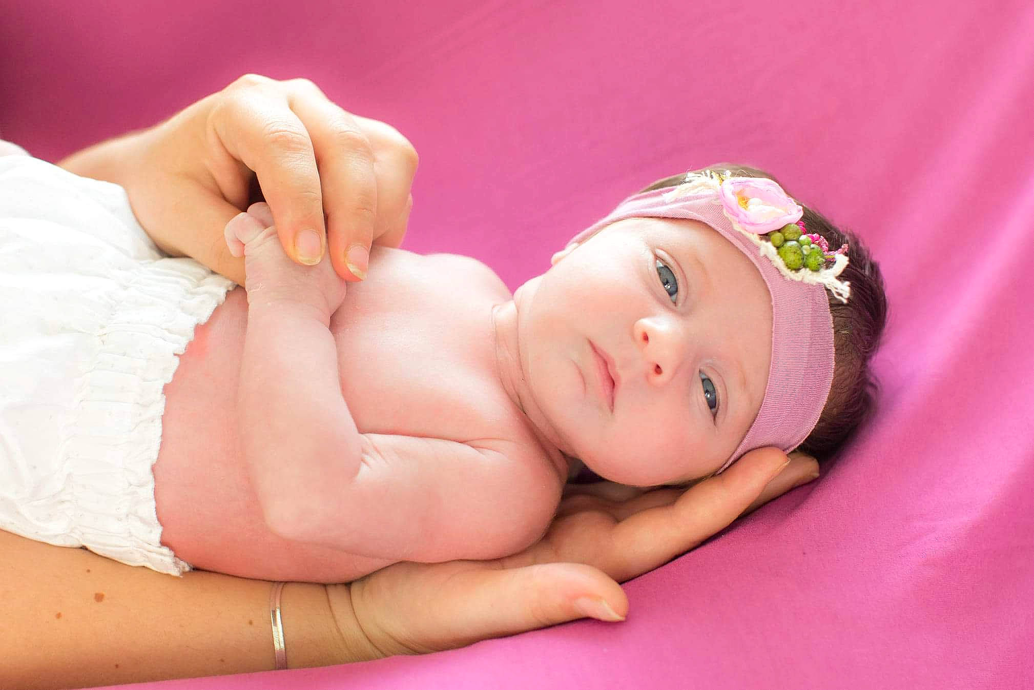 Maelle a rejoint le concours — aidez-le/la à gagner de superbes lots ! baby, cheek, child, finger, hair_accessory, hand, headband, headgear, headwear, nail, neck, person, photography, pink, skin, toddler