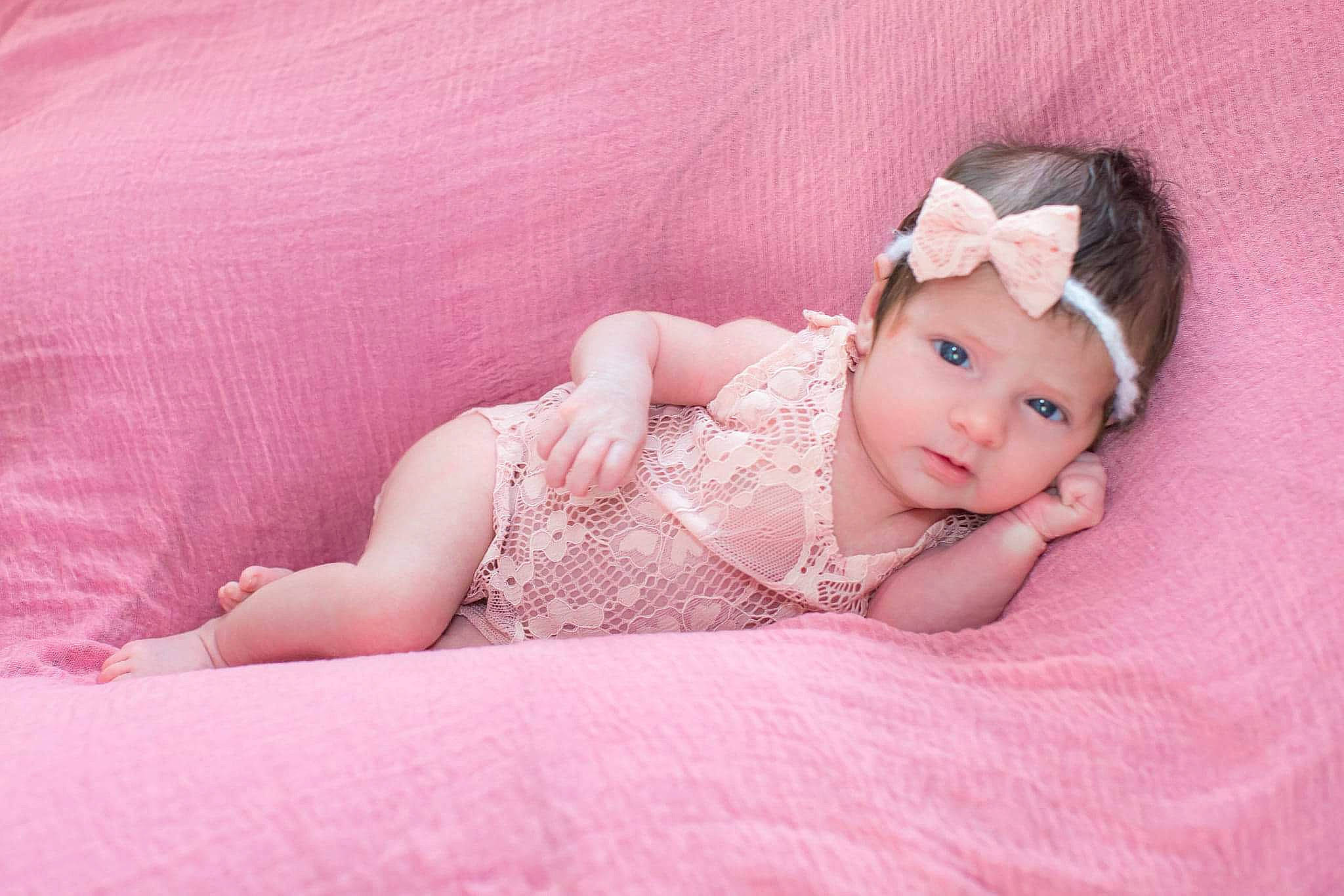 Maelle participe au concours pour gagner de l'argent avec cette photo : baby, beauty, child, eye, hair_accessory, headband, headgear, headpiece, headwear, person, photography, pink, skin, textile, toddler