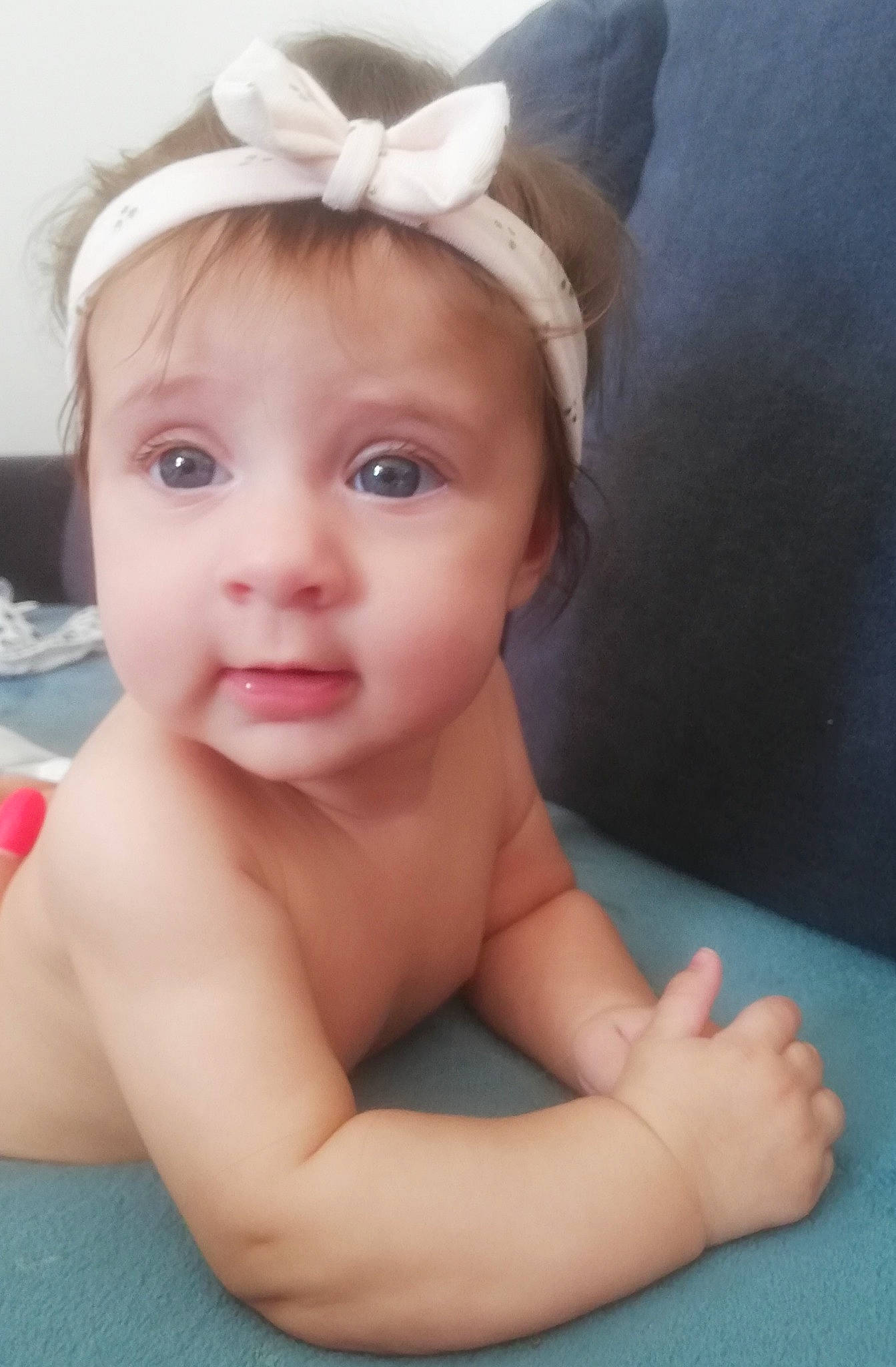Maelle a rejoint le concours — aidez-le/la à gagner de superbes lots ! arm, baby, cheek, chest, child, chin, ear, eye, face, hair_accessory, hand, head, headband, headgear, lip, neck, person, skin, smile, toddler