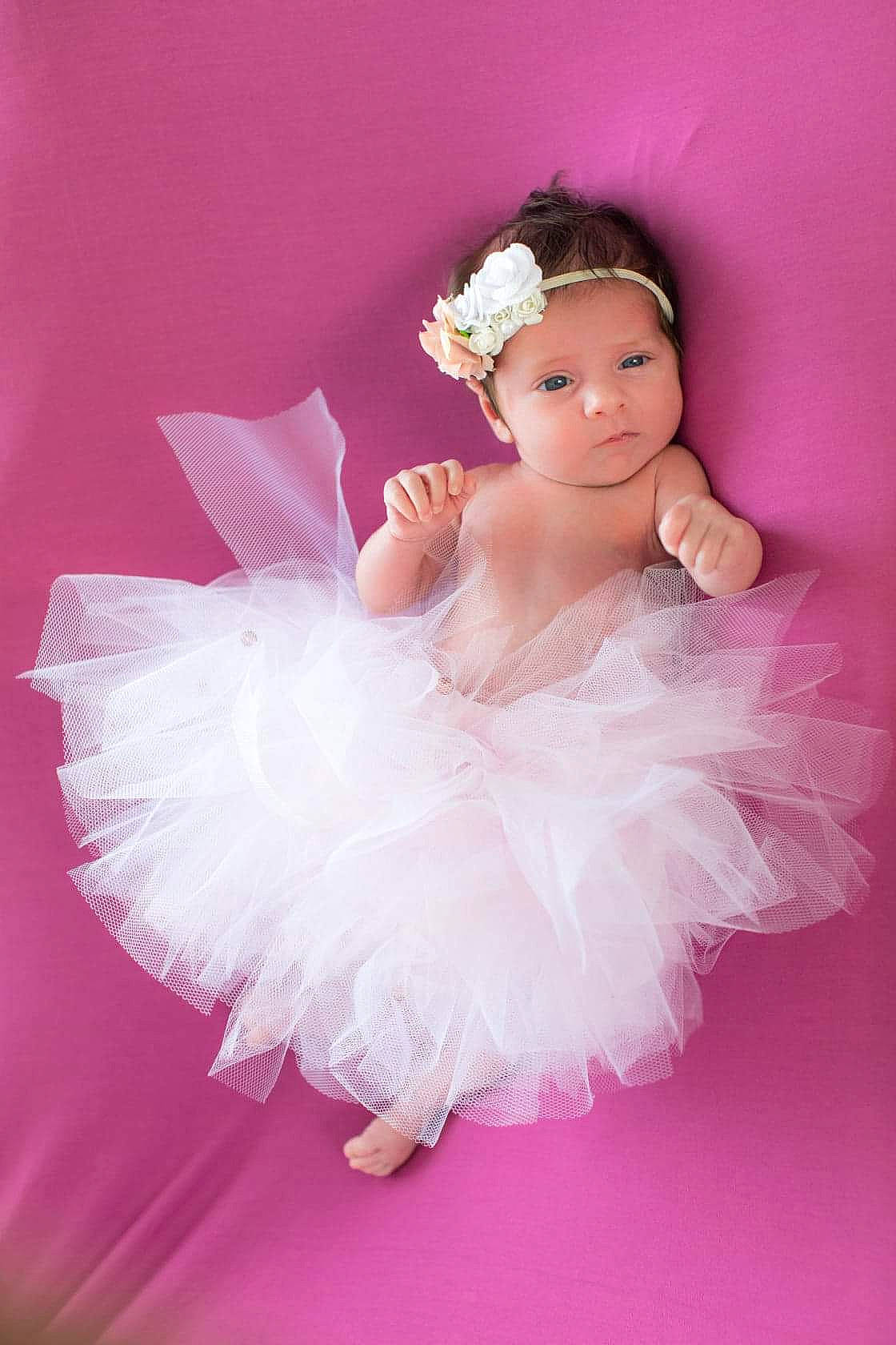 Maelle participe au concours pour gagner de l'argent avec cette photo : ballet_dancer, ballet_tutu, bridal_party_dress, child, clothing, costume, costume_accessory, doll, dress, hair_accessory, headpiece, headwear, person, pink, shoe, skin, toddler