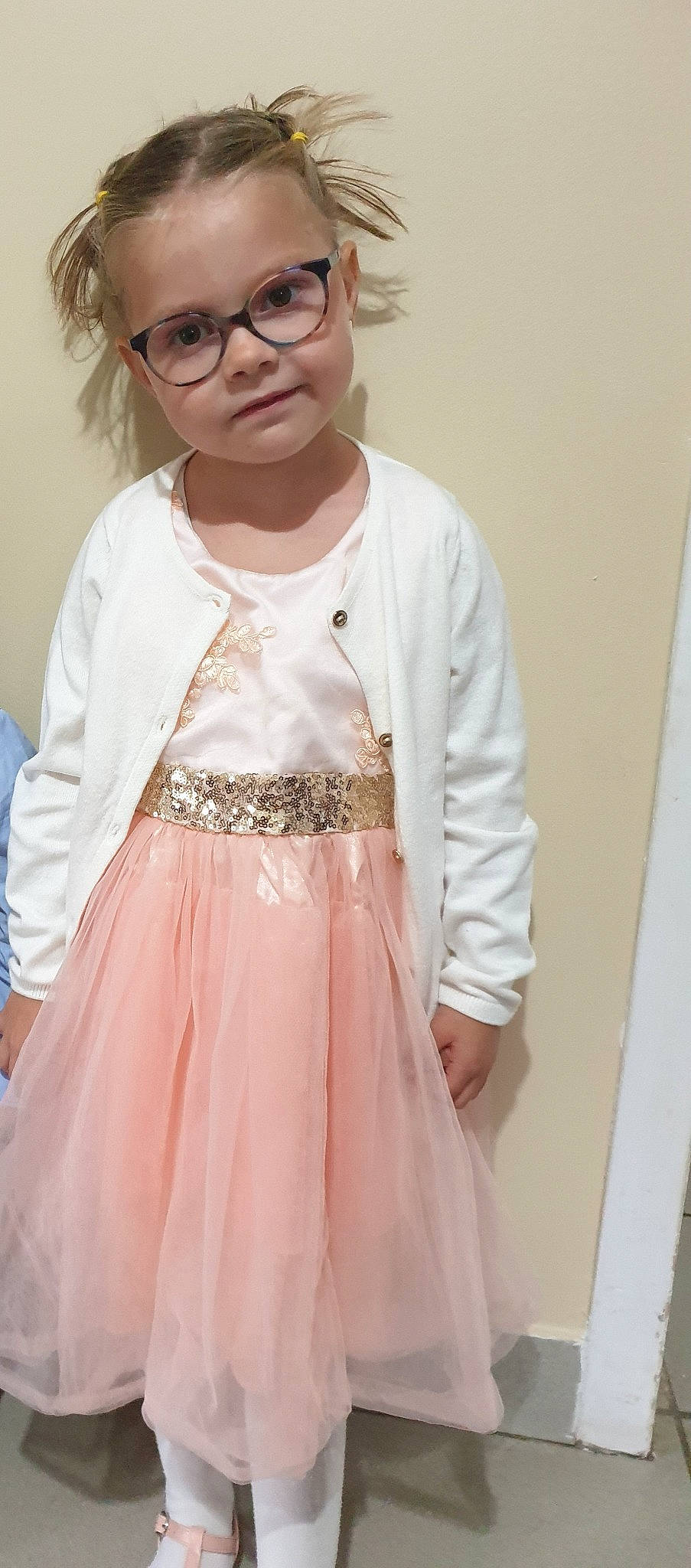 Leïla participe au concours pour gagner de l'argent avec cette photo : child, child_model, clothing, costume, dress, eyewear, fashion_design, glasses, lace, outerwear, peach, person, pink, sleeve, textile, toddler, vision_care, white