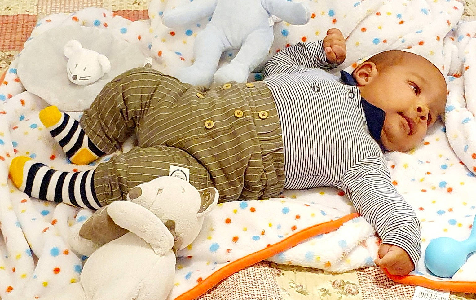 Rayan participe au concours pour gagner de l'argent avec cette photo : baby, baby_products, baby_toddler_clothing, baby_toys, human, linens, person, plush, stuffed_toy, textile, toy