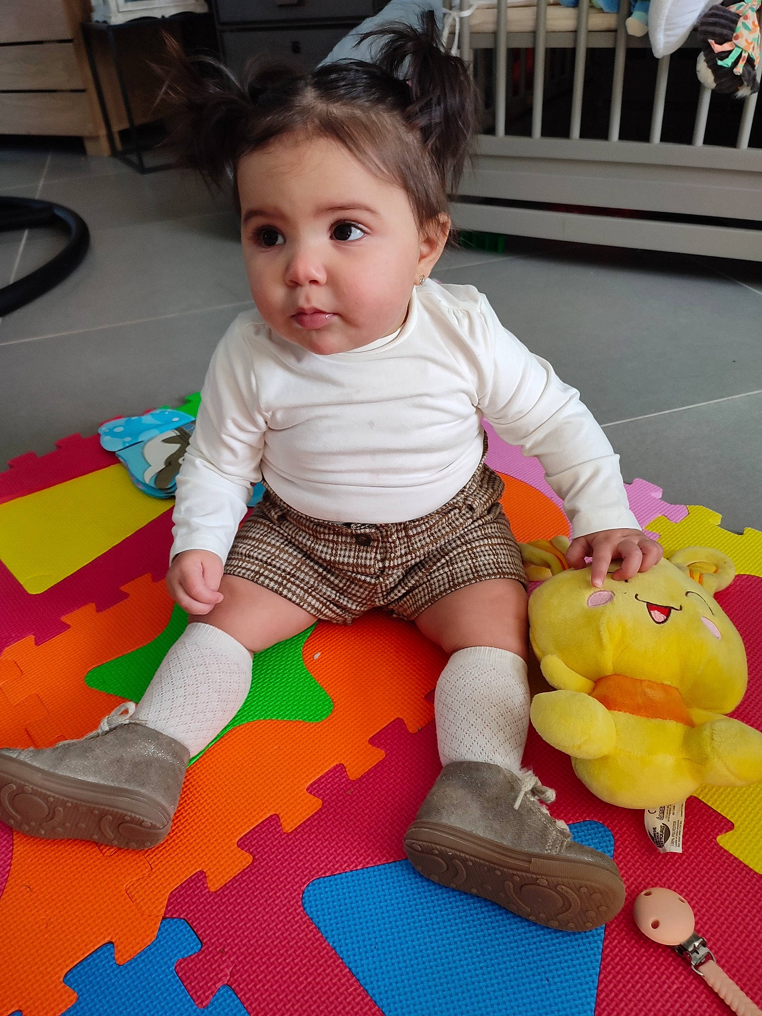 Sofia participe au concours pour gagner de l'argent avec cette photo : baby, baby_playing_with_toys, baby_toddler_clothing, child, floor, flooring, fun, human_leg, mammal, person, pink, play, product, purple, shoe, sleeve, snapshot, sock, textile, toddler