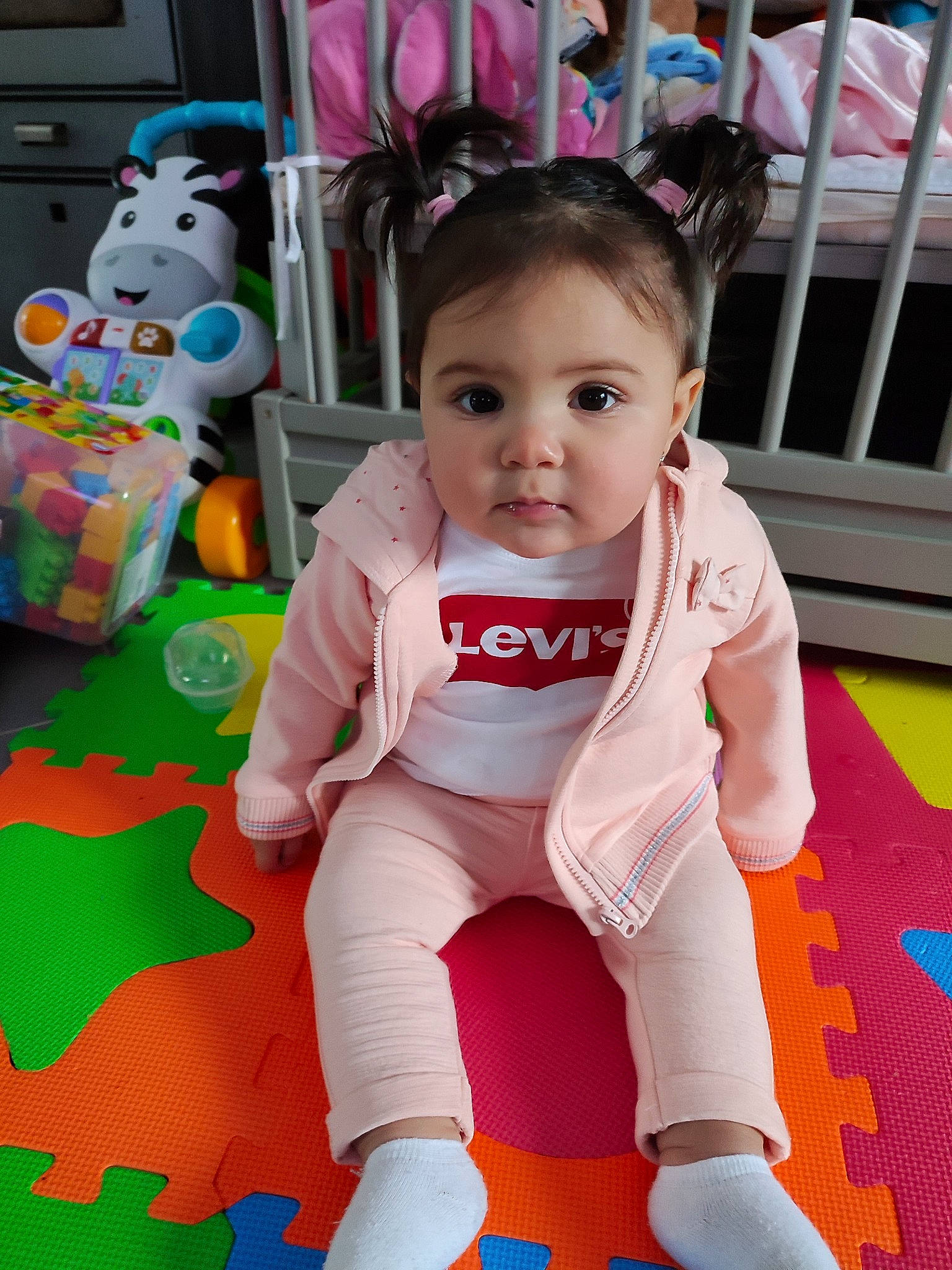 Sofia a rejoint le concours — aidez-le/la à gagner de superbes lots ! baby, baby_products, baby_toddler_clothing, cheek, child, event, facial_expression, flooring, fun, happy, mammal, person, pink, play, product, recreation, sitting, skin, sleeve, toddler