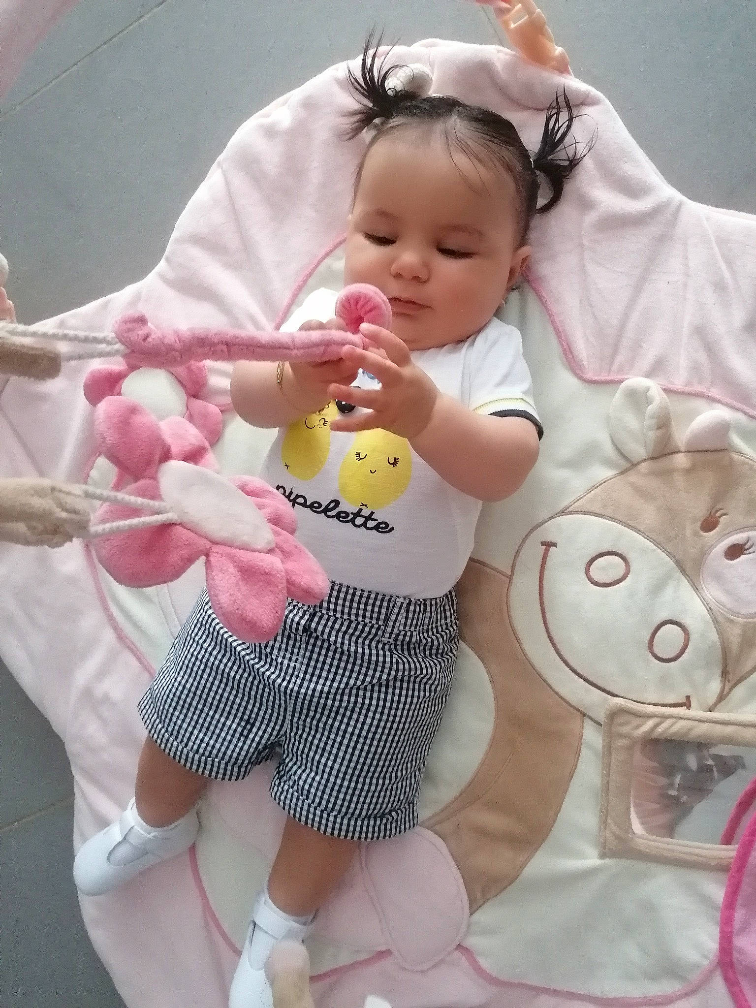 Sofia participe au concours pour gagner de l'argent avec cette photo : baby, baby_toddler_clothing, cheek, child, face, facial_expression, finger, gesture, happy, head, mammal, person, pink, skin, sleeve, snapshot, stuffed_toy, textile, thumb, toddler