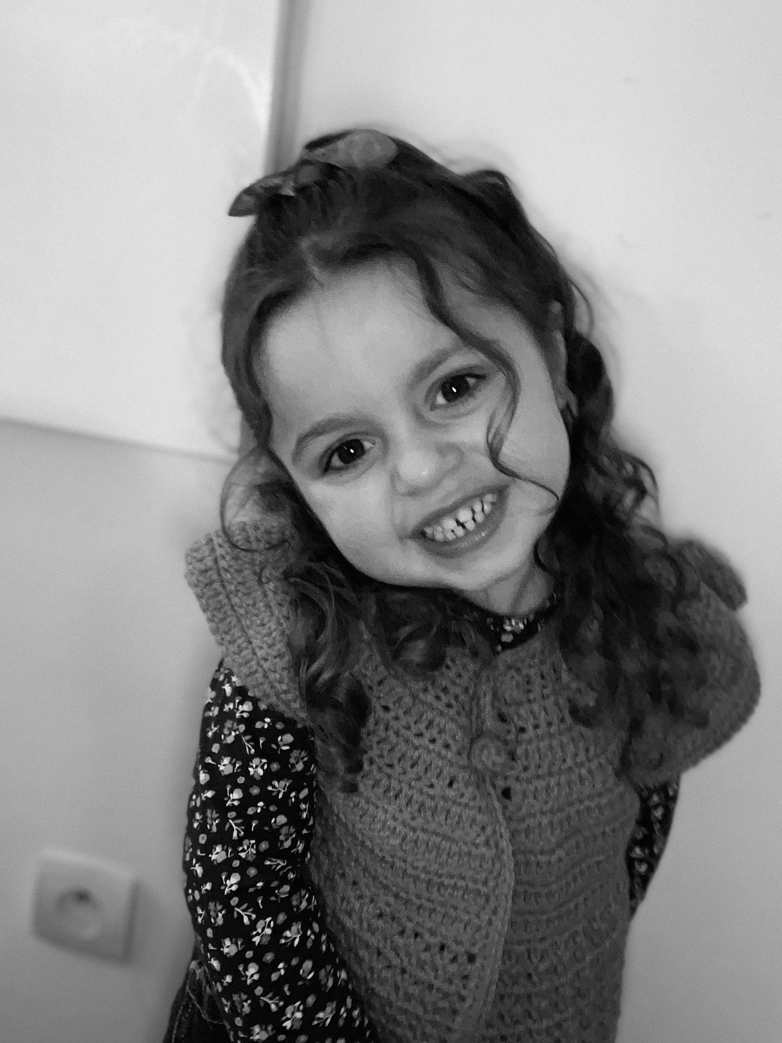 Lyanna participe au concours pour gagner de l'argent avec cette photo : arm, cheek, chin, ear, eye, eyebrow, eyelash, face, flash_photography, gesture, iris, joy, lip, mouth, neck, nose, person, shoulder, skin, sleeve