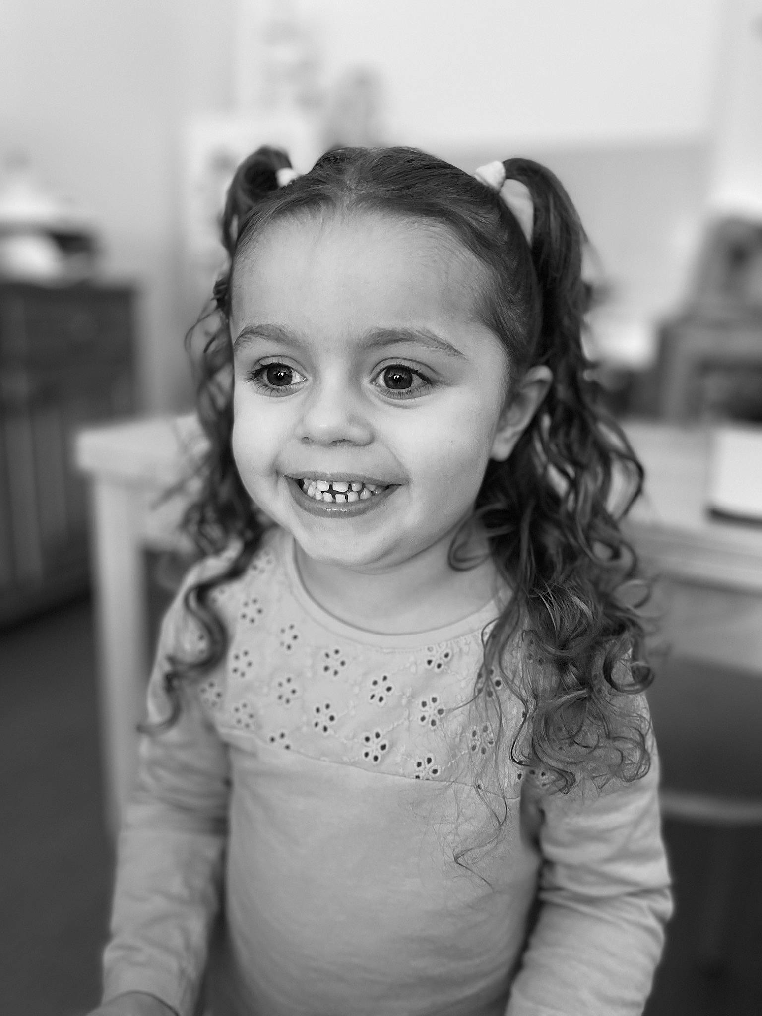 Lyanna a rejoint le concours — aidez-le/la à gagner de superbes lots ! arm, black_and_white, cheek, child, ear, eyebrow, eyelash, facial_expression, flash_photography, fun, happy, iris, joy, monochrome, monochrome_photography, person, skin, sleeve, smile, standing