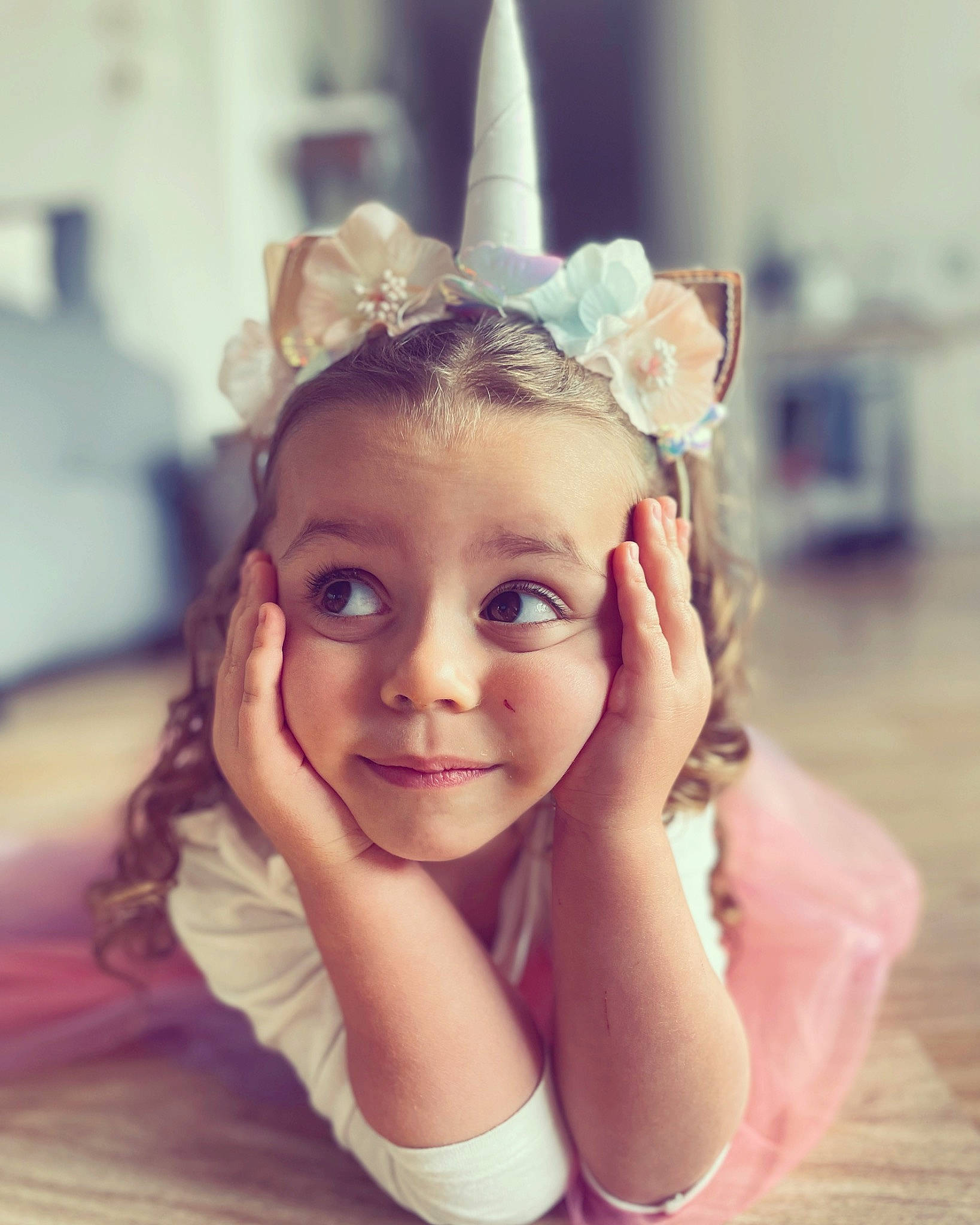 Lyanna participe au concours pour gagner de l'argent avec cette photo : blond, bridal_accessory, child, costume_hat, dress, ear, eye, eyebrow, eyelash, flash_photography, hair_accessory, happy, headband, headpiece, jewellery, person, petal, pink, smile, tiara