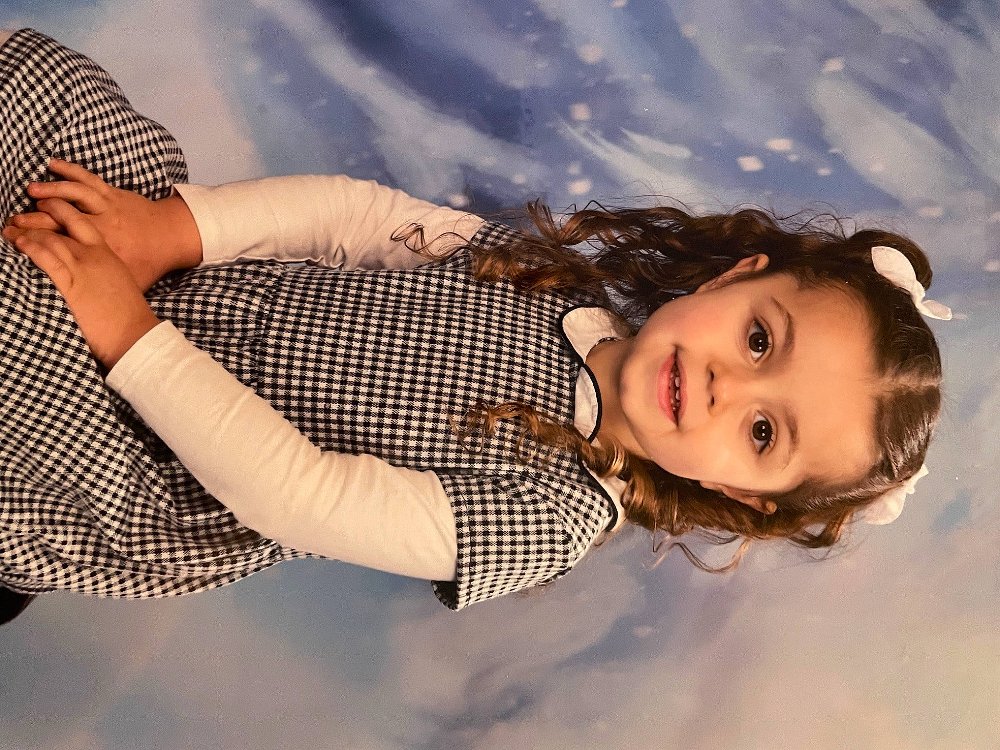 Lyanna participe au concours pour gagner de l'argent avec cette photo : arm, blond, cloud, elbow, eyewear, flash_photography, fun, gesture, happy, human_leg, landscape, leisure, pattern, people_in_nature, person, sky, snow, sunlight, thigh, tree