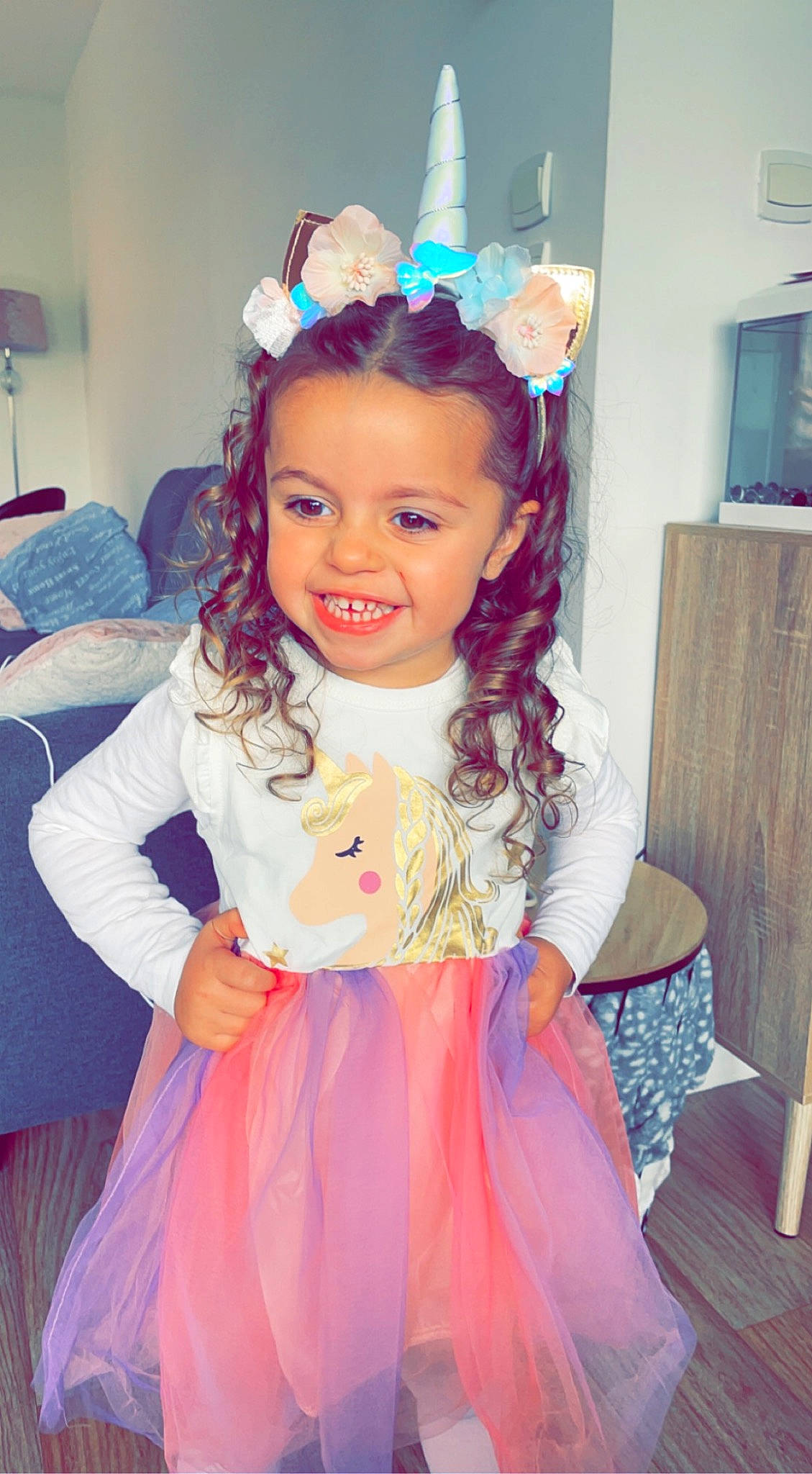 Lyanna a rejoint le concours — aidez-le/la à gagner de superbes lots ! baby_toddler_clothing, blond, child, event, fashion_accessory, fashion_design, fun, hairstyle, happy, headband, headpiece, iris, jewellery, joy, long_hair, magenta, person, pink, purple, smile