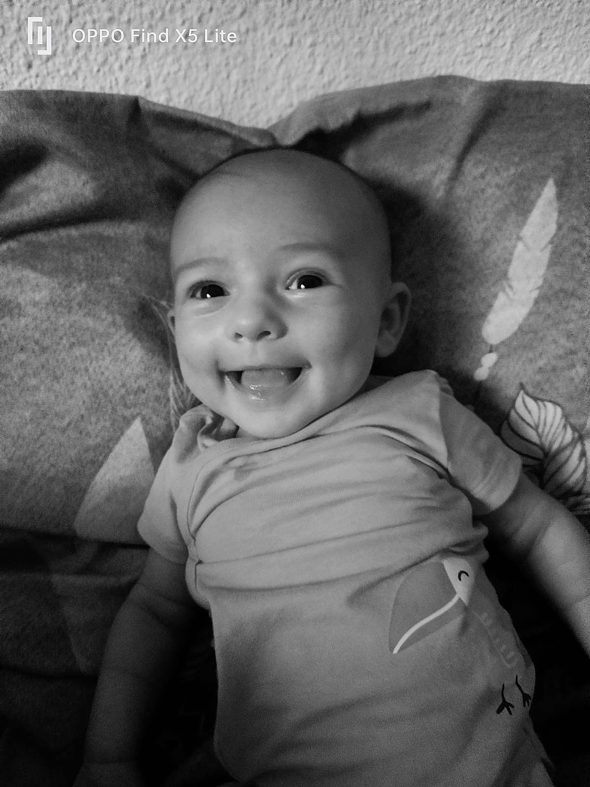 Lou participe au concours pour gagner de l'argent avec cette photo : arm, baby, black_and_white, cheek, comfort, cool, eyebrow, flash_photography, gesture, grey, hand, happy, iris, joy, lip, mouth, nose, person, skin, smile