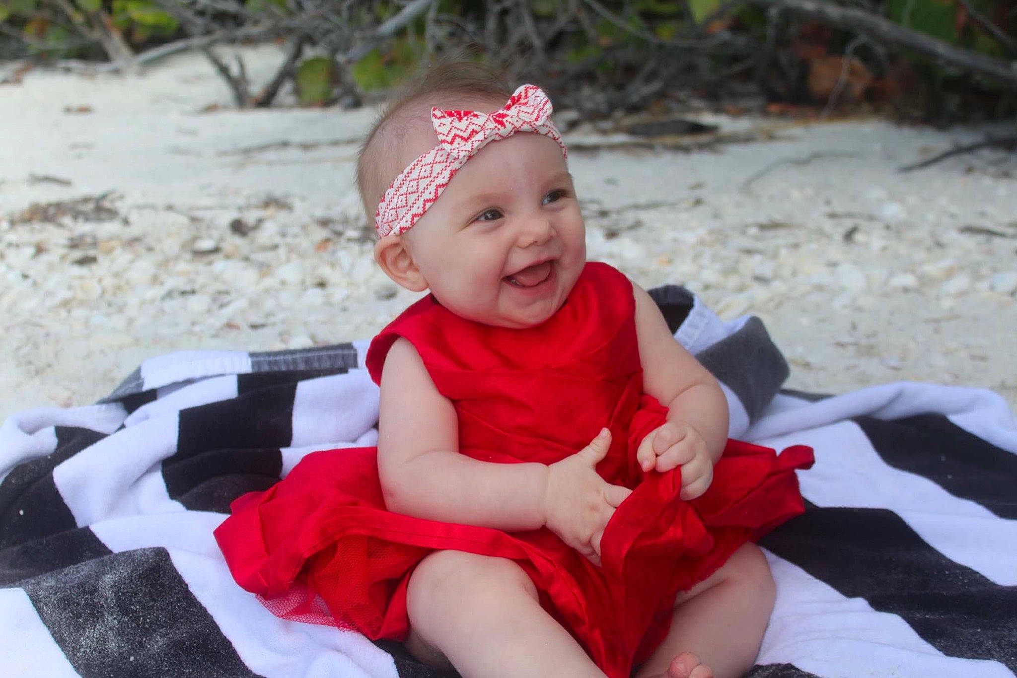 Claudia is registered to the contest to win money with this photo: baby, baby_toddler_clothing, child, fashion_accessory, hair_accessory, headband, headgear, headwear, person, red, sitting, toddler
