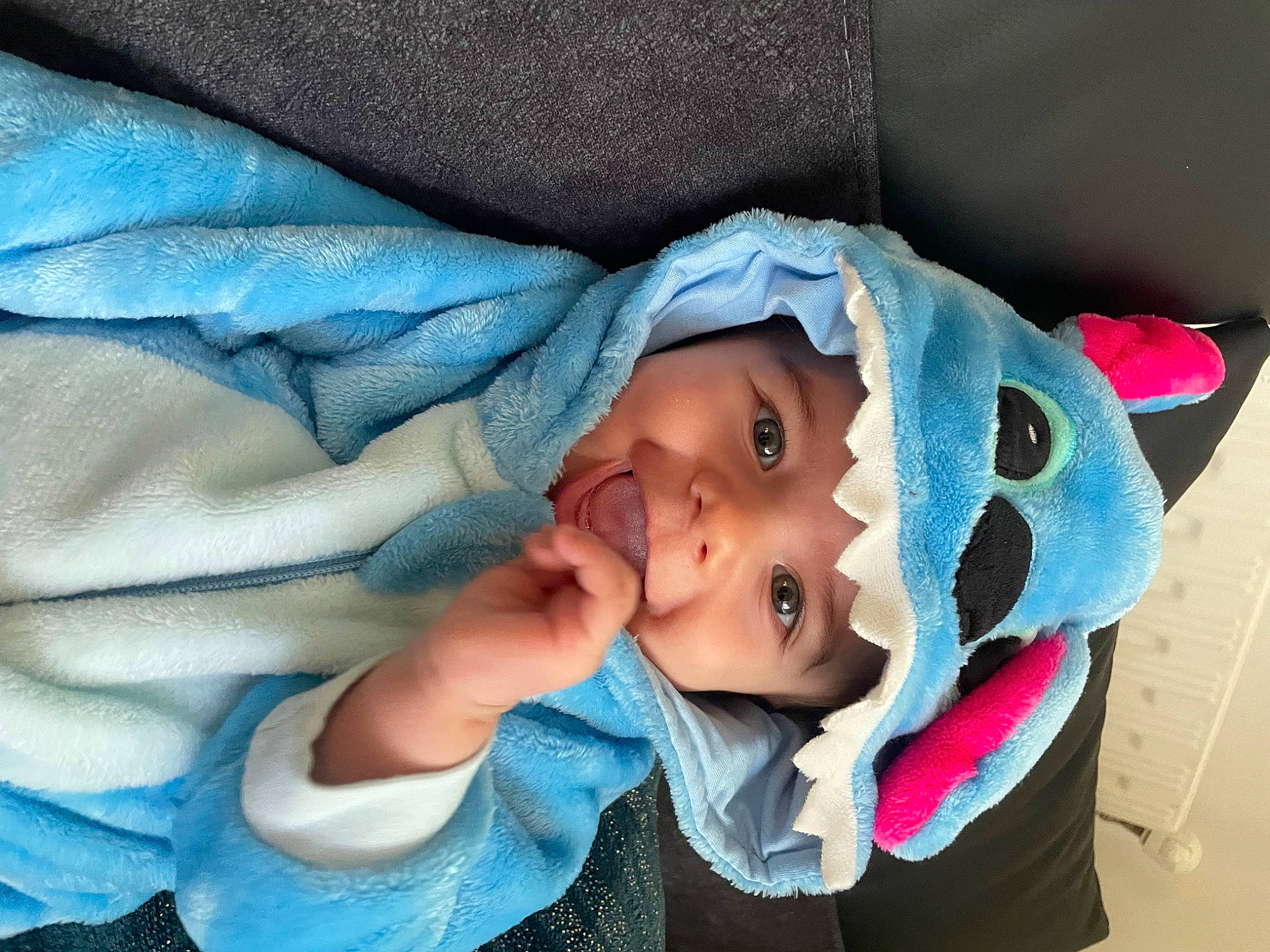 Thyago participe au concours pour gagner de l'argent avec cette photo : baby, baby_products, baby_safety, baby_toddler_clothing, cheek, child, comfort, electric_blue, eye, happy, headwear, linens, person, polar_fleece, room, sleeve, textile, toddler