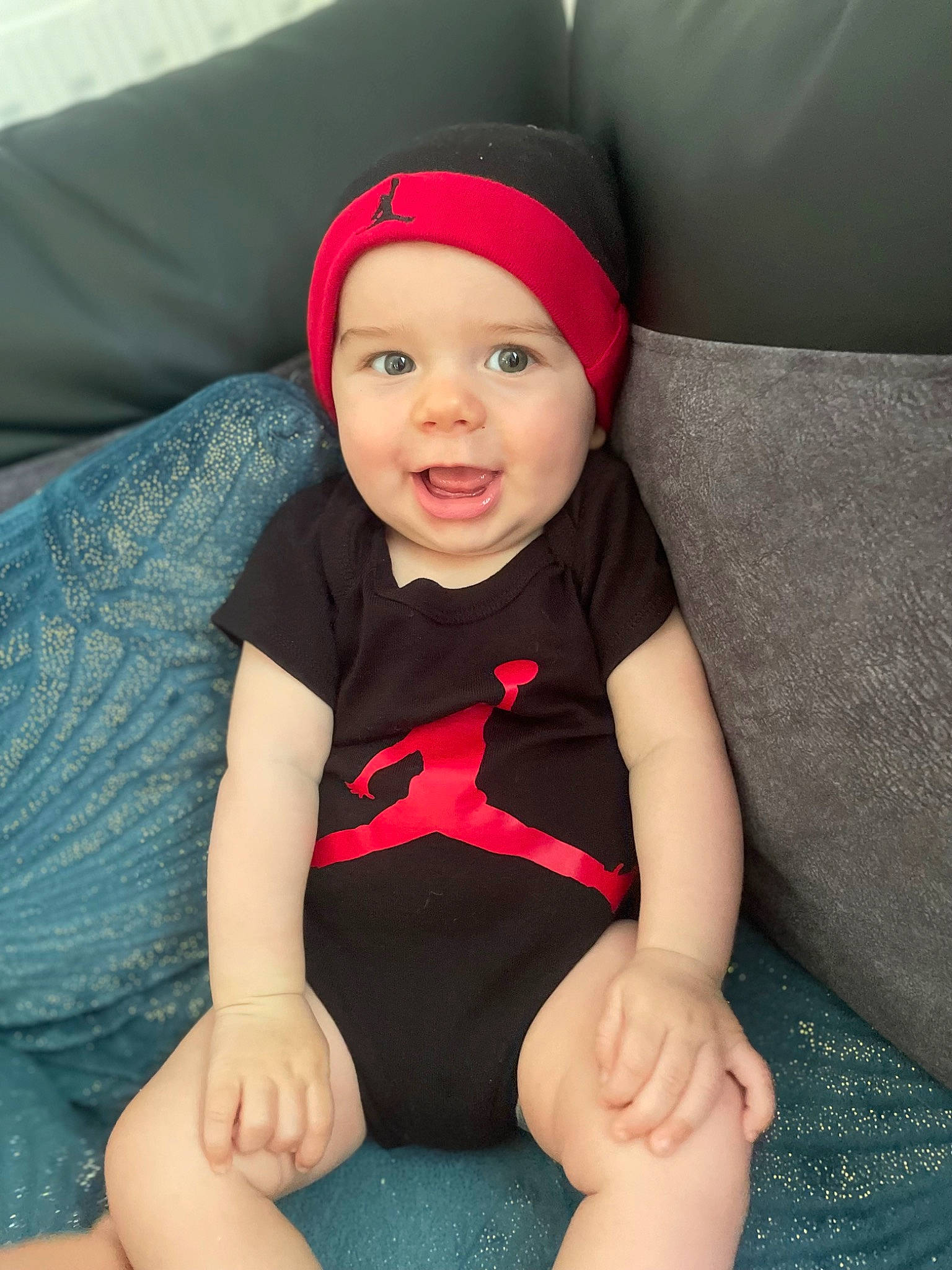 Thyago participe au concours pour gagner de l'argent avec cette photo : baby, baby_toddler_clothing, carmine, child, comfort, electric_blue, fun, happy, headwear, human_leg, knee, lap, magenta, pattern, person, sitting, sleeve, smile, sock, textile