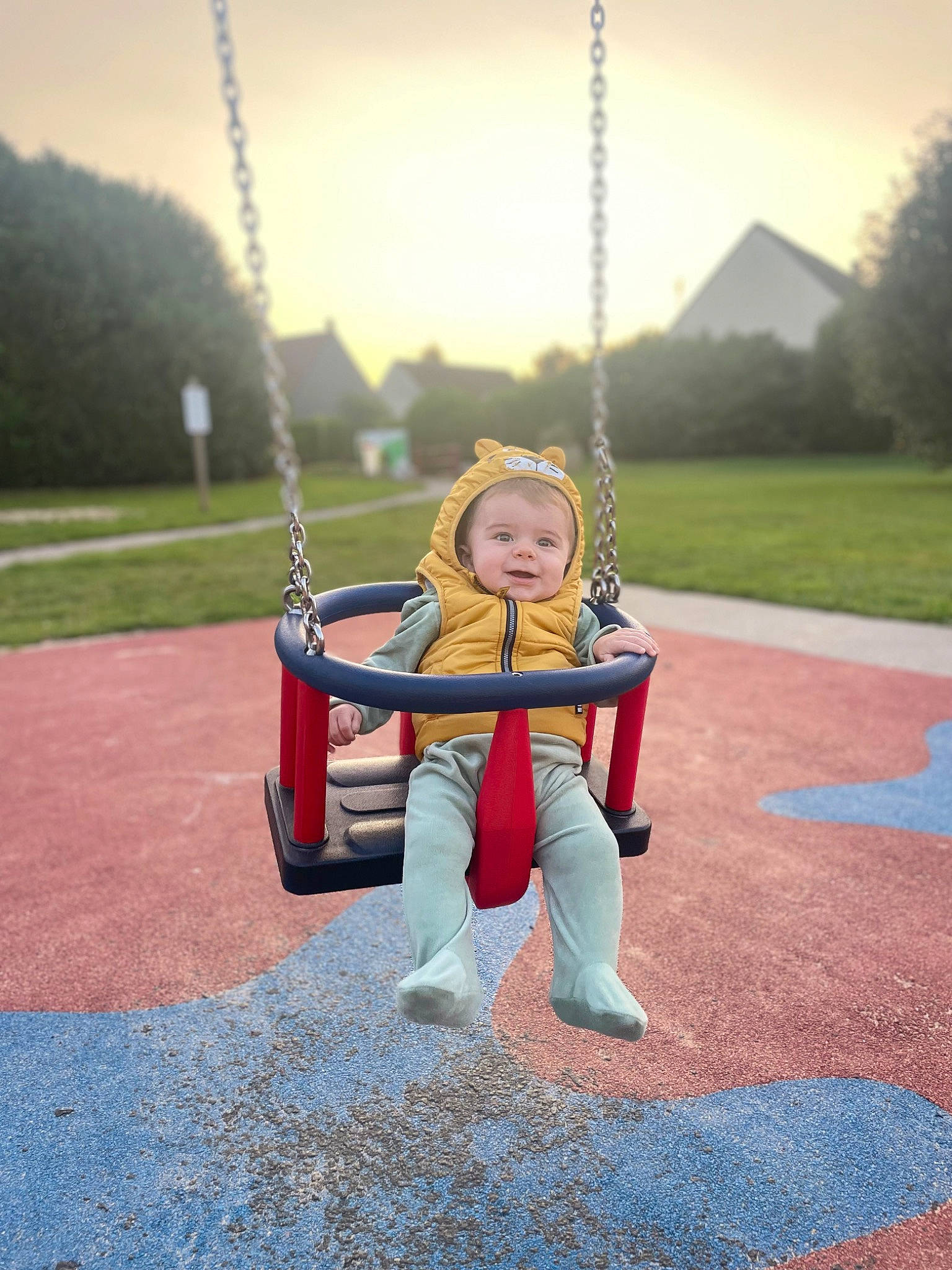 Thyago participe au concours pour gagner de l'argent avec cette photo : asphalt, baby, city, electric_blue, fun, grass, happy, leisure, morning, outdoor_play_equipment, person, plant, playground, playground_slide, recreation, road, road_surface, sky, swing, toddler