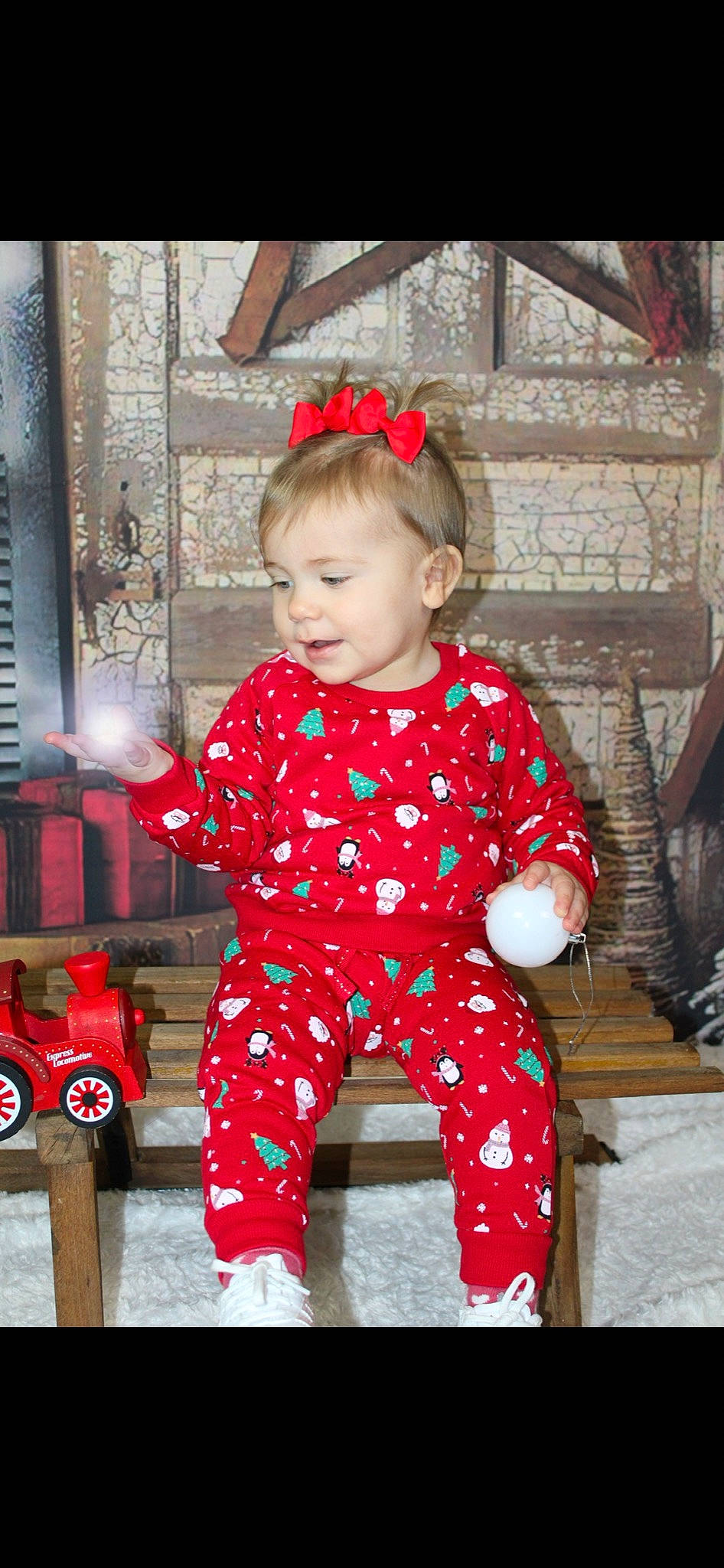 Lou participe au concours pour gagner de l'argent avec cette photo : baby, baby_toddler_clothing, carmine, child, costume, fun, happy, holiday, nightwear, orange, pajamas, pattern, person, pink, red, sitting, sleeve, smile, t_shirt, thigh