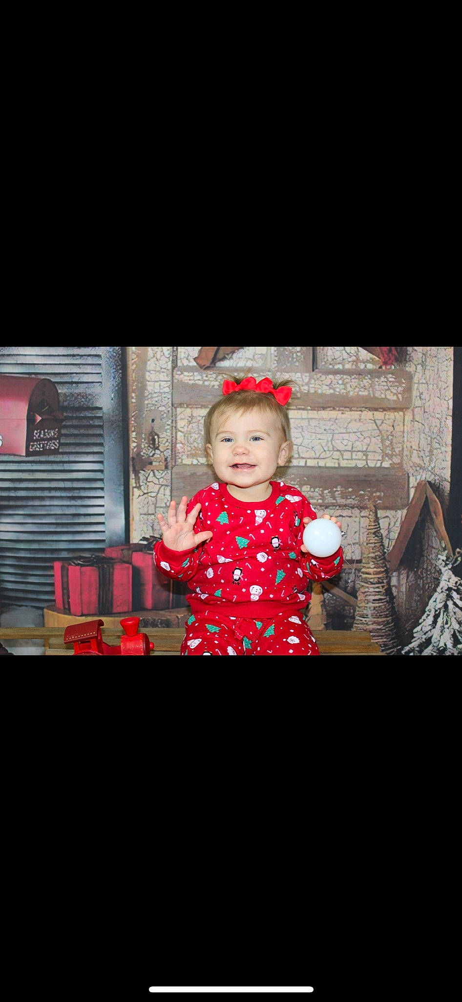 Lou a rejoint le concours — aidez-le/la à gagner de superbes lots ! automotive_lighting, baby, baby_toddler_clothing, child, entertainment, event, flash_photography, flooring, fun, happy, holiday, joy, magenta, pattern, person, portrait_photography, room, sitting, sleeve, smile