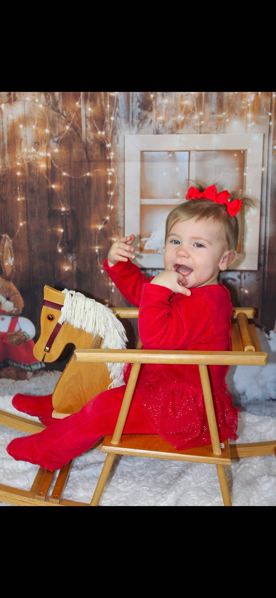 Lou a rejoint le concours — aidez-le/la à gagner de superbes lots ! baby, baby_toddler_clothing, chair, child, christmas, christmas_decoration, christmas_eve, christmas_ornament, event, fun, happy, holiday, lap, ornament, person, sitting, smile, standing, toddler, winter