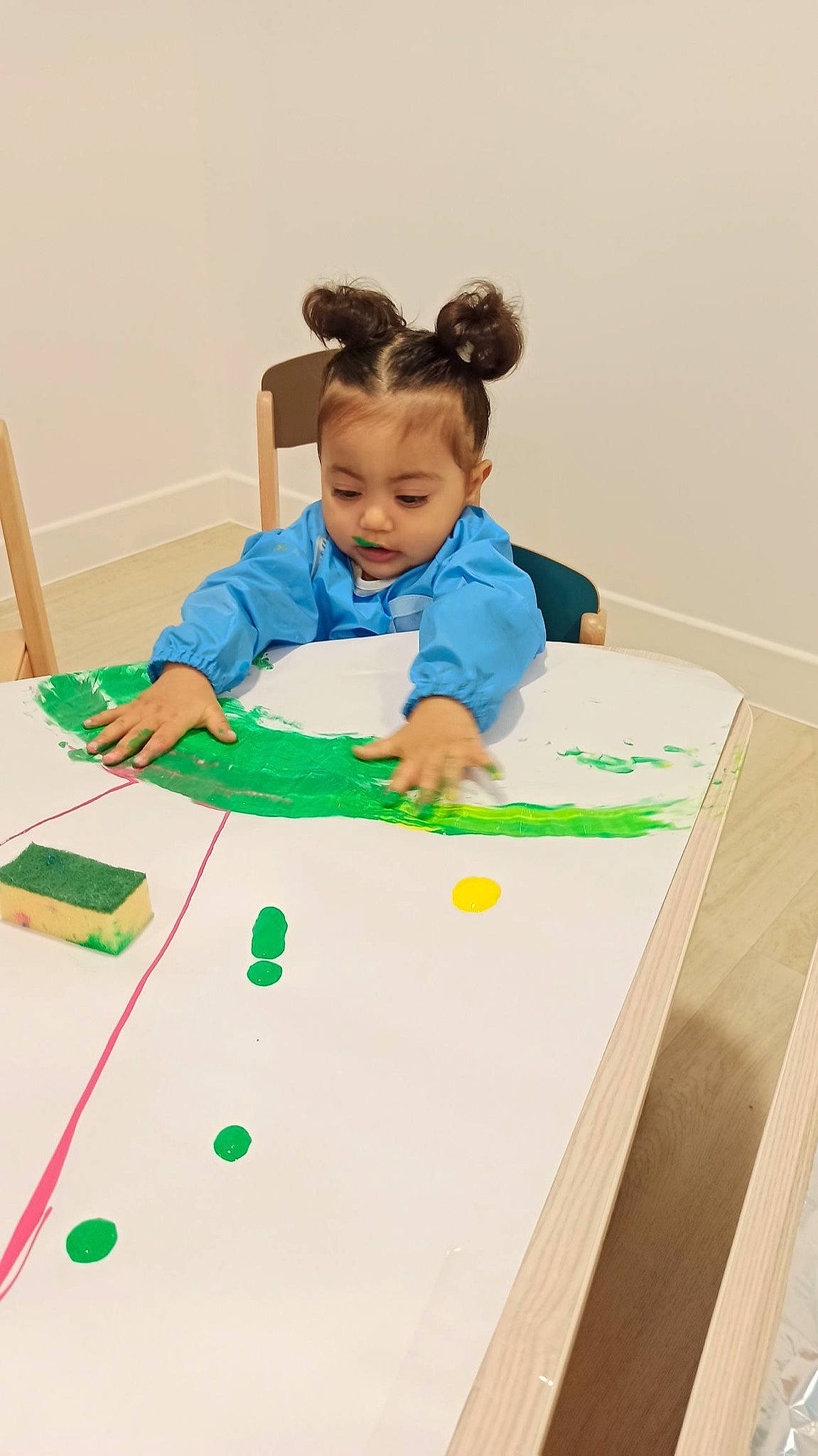 Maïssa a rejoint le concours — aidez-le/la à gagner de superbes lots ! art, baby, chair, child, child_art, flooring, fun, games, indoor_games_and_sports, leisure, person, play, recreation, room, sunglasses, t_shirt, table, toddler, toy, visual_arts