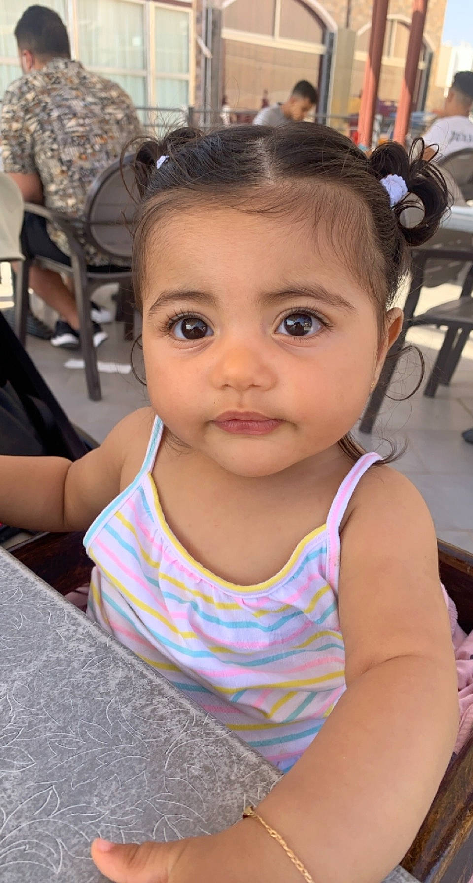 Maïssa participe au concours pour gagner de l'argent avec cette photo : cheek, chin, ear, eyelash, facial_expression, forehead, fun, hair, hairstyle, head, iris, lip, mammal, neck, nose, organ, person, public_space, skin, smile