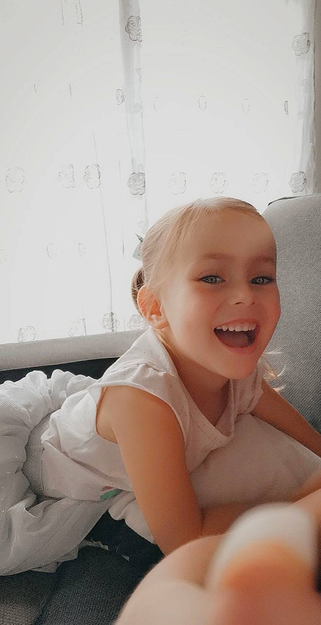 Milla a rejoint le concours — aidez-le/la à gagner de superbes lots ! baby, baby_toddler_clothing, bathing, chest, child, comfort, elbow, eyebrow, flash_photography, happy, human_leg, iris, joy, linens, neck, person, room, sitting, skin, smile