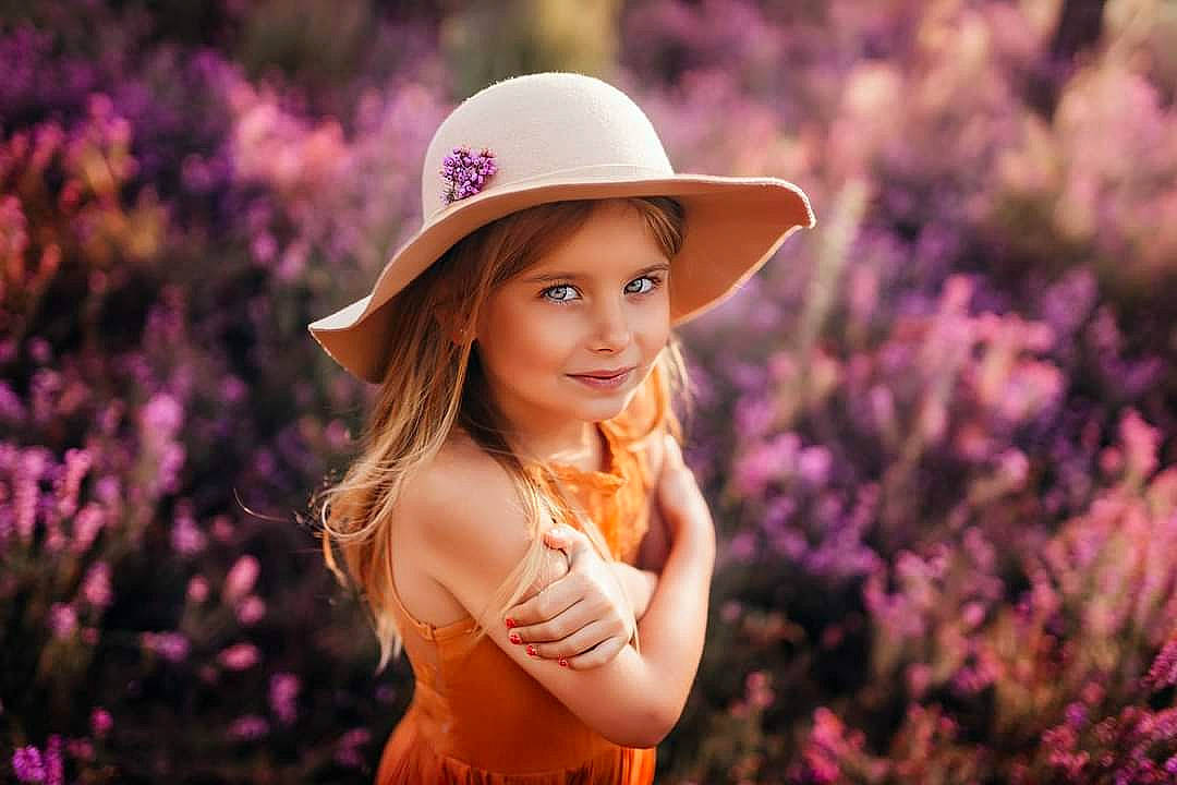 Zoélie participe au concours pour gagner de l'argent avec cette photo : cap, eye, face, flash_photography, flower, hair, happy, hat, headwear, joy, leaf, lip, nature, people_in_nature, person, photograph, pink, plant, purple, skin