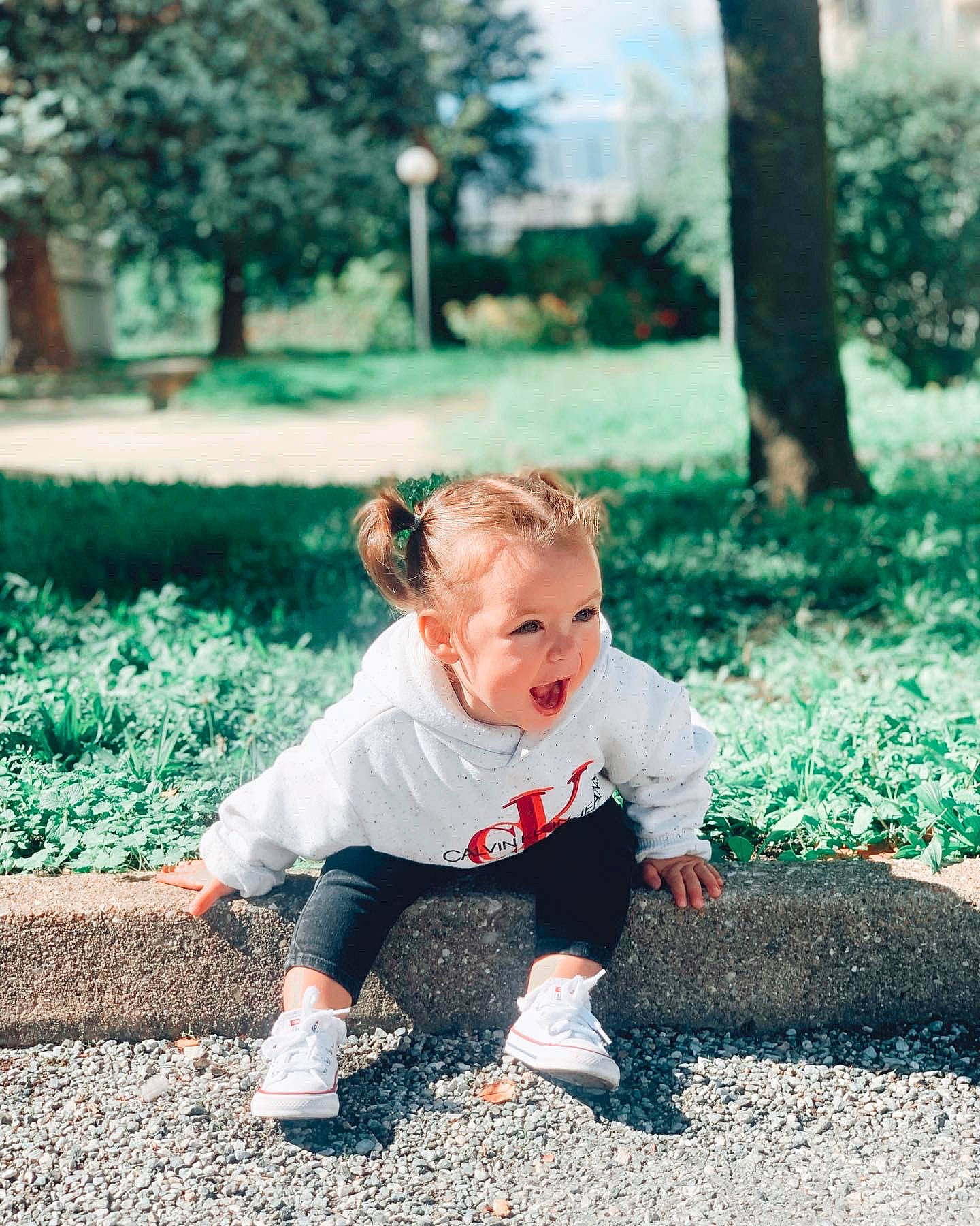 Luana a rejoint le concours — aidez-le/la à gagner de superbes lots ! baby, baby_toddler_clothing, child, electric_blue, flash_photography, fun, grass, green, happy, leaf, leisure, people_in_nature, person, plant, recreation, sitting, sunlight, t_shirt, tints_and_shades, toddler