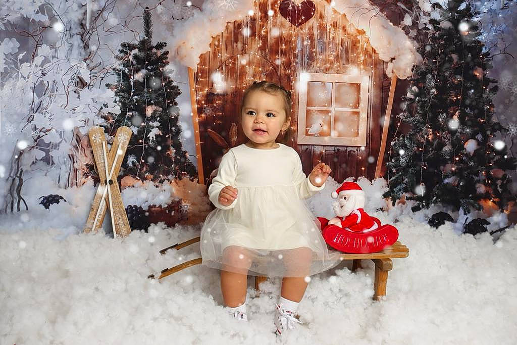 Luana participe au concours pour gagner de l'argent avec cette photo : christmas, christmas_decoration, christmas_eve, christmas_ornament, christmas_tree, dress, event, fun, happy, head, holiday, holiday_ornament, human_body, ornament, person, plant, snow, tree, winter, wood