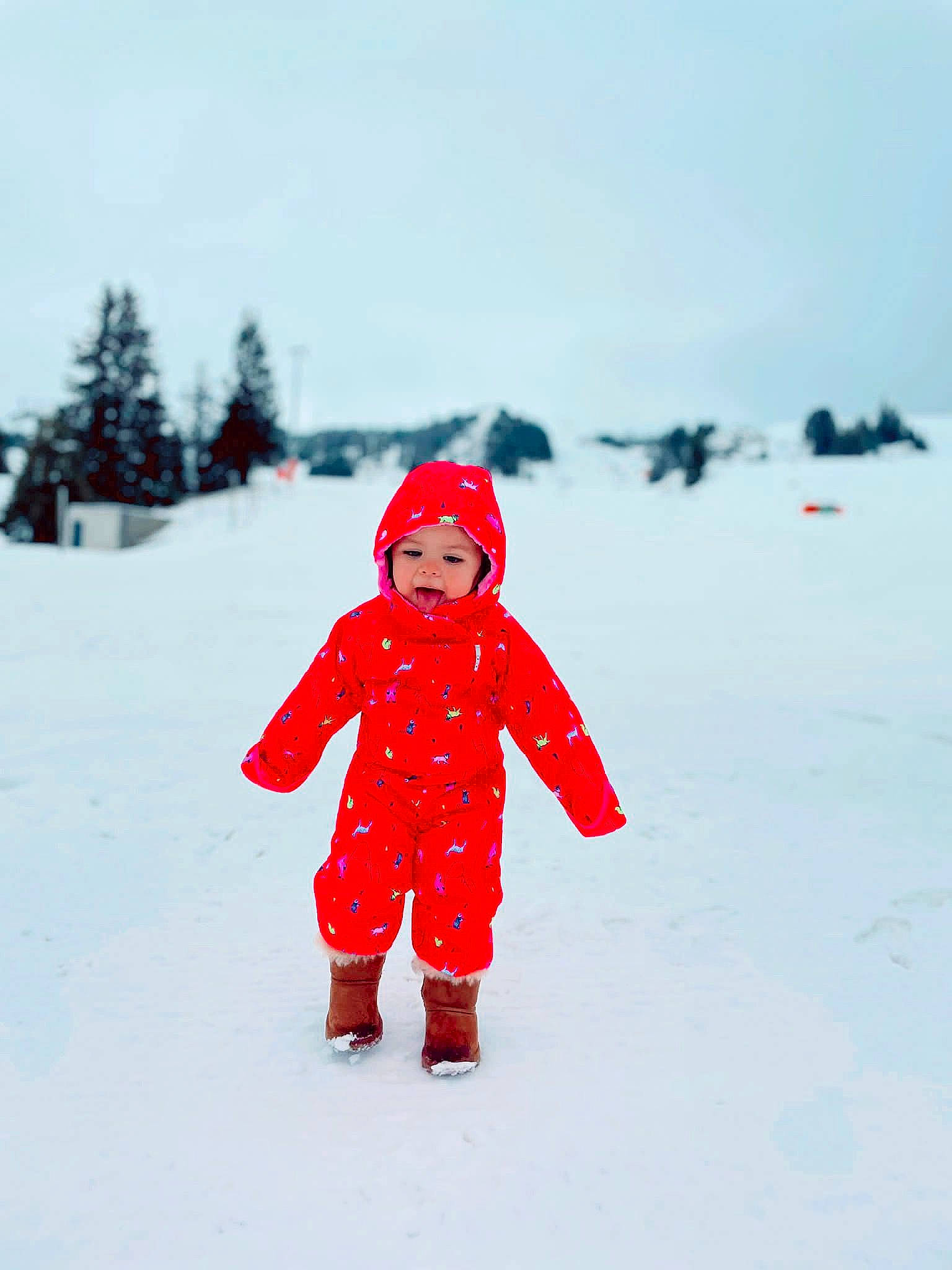Luana participe au concours pour gagner de l'argent avec cette photo : electric_blue, event, fictional_character, freezing, fun, gesture, happy, hat, headwear, holiday, ice_cap, people_in_nature, person, playing_in_the_snow, recreation, sky, sleeve, slope, snow, toddler
