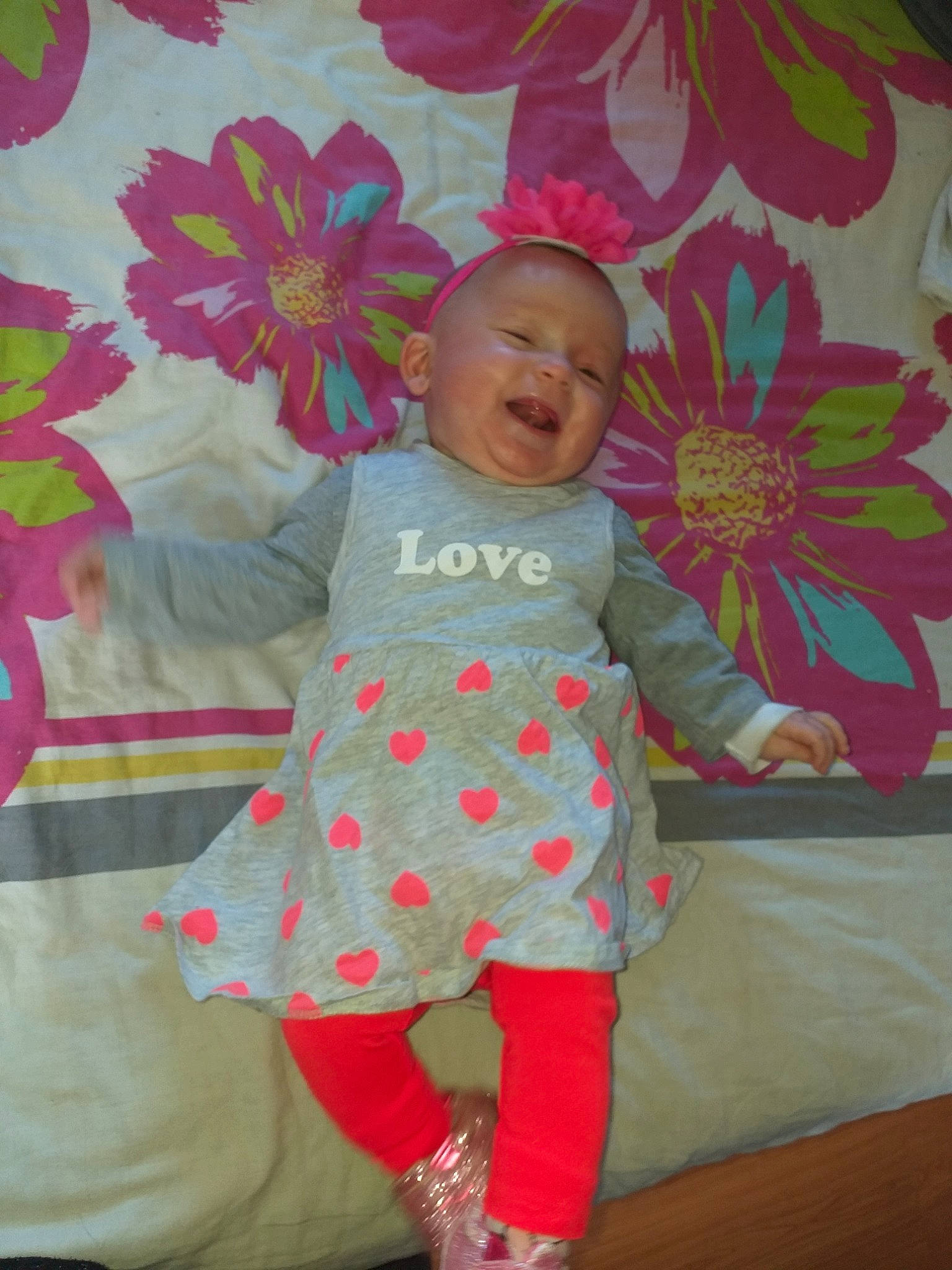 Lily a rejoint le concours — aidez-le/la à gagner de superbes lots ! baby, baby_toddler_clothing, child, pattern, person, pink, textile, toddler