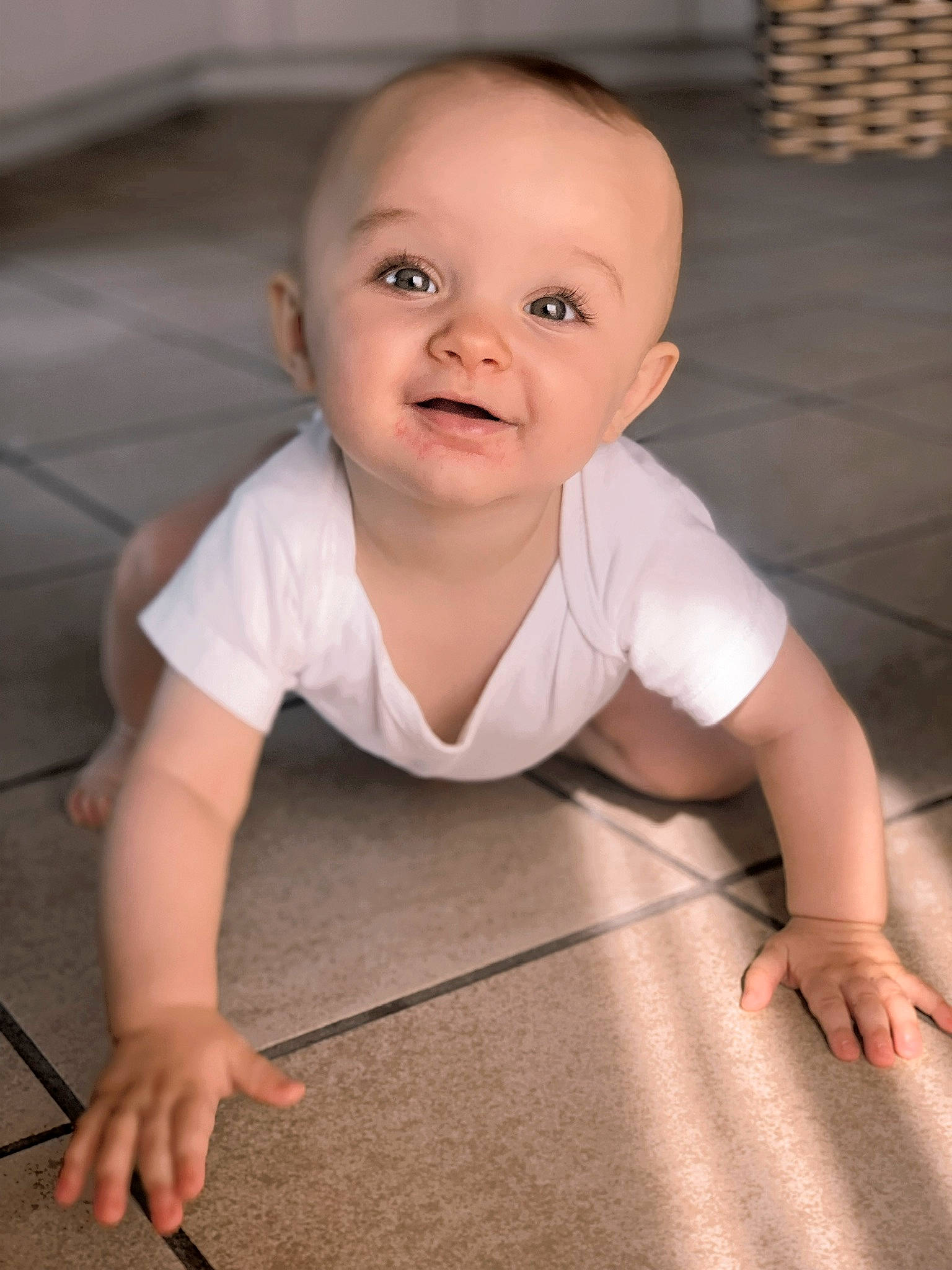 Lina participe au concours pour gagner de l'argent avec cette photo : baby, baby_toddler_clothing, cheek, chin, comfort, finger, flash_photography, floor, flooring, hairstyle, happy, iris, mammal, mouth, nose, person, skin, sleeve, smile, toddler