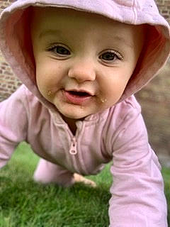 Lina participe au concours pour gagner de l'argent avec cette photo : baby, cap, cheek, child, chin, eye, facial_expression, grass, happy, hat, headgear, headwear, lip, nose, people_in_nature, person, photograph, pink, skin, sleeve