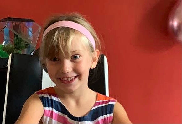 Wendy participe au concours pour gagner de l'argent avec cette photo : audio_equipment, bangs, blond, child, ear, event, eyelash, fashion_accessory, fun, hair_accessory, happy, headband, headpiece, hearing, iris, jewellery, joy, long_hair, person, pink