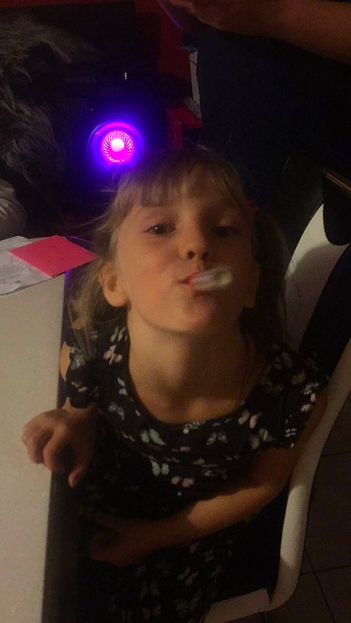 Wendy participe au concours pour gagner de l'argent avec cette photo : black_hair, blond, chair, cool, darkness, ear, entertainment, event, eyebrow, finger, flash_photography, fun, iris, jaw, long_hair, midnight, mouth, person, space, standing