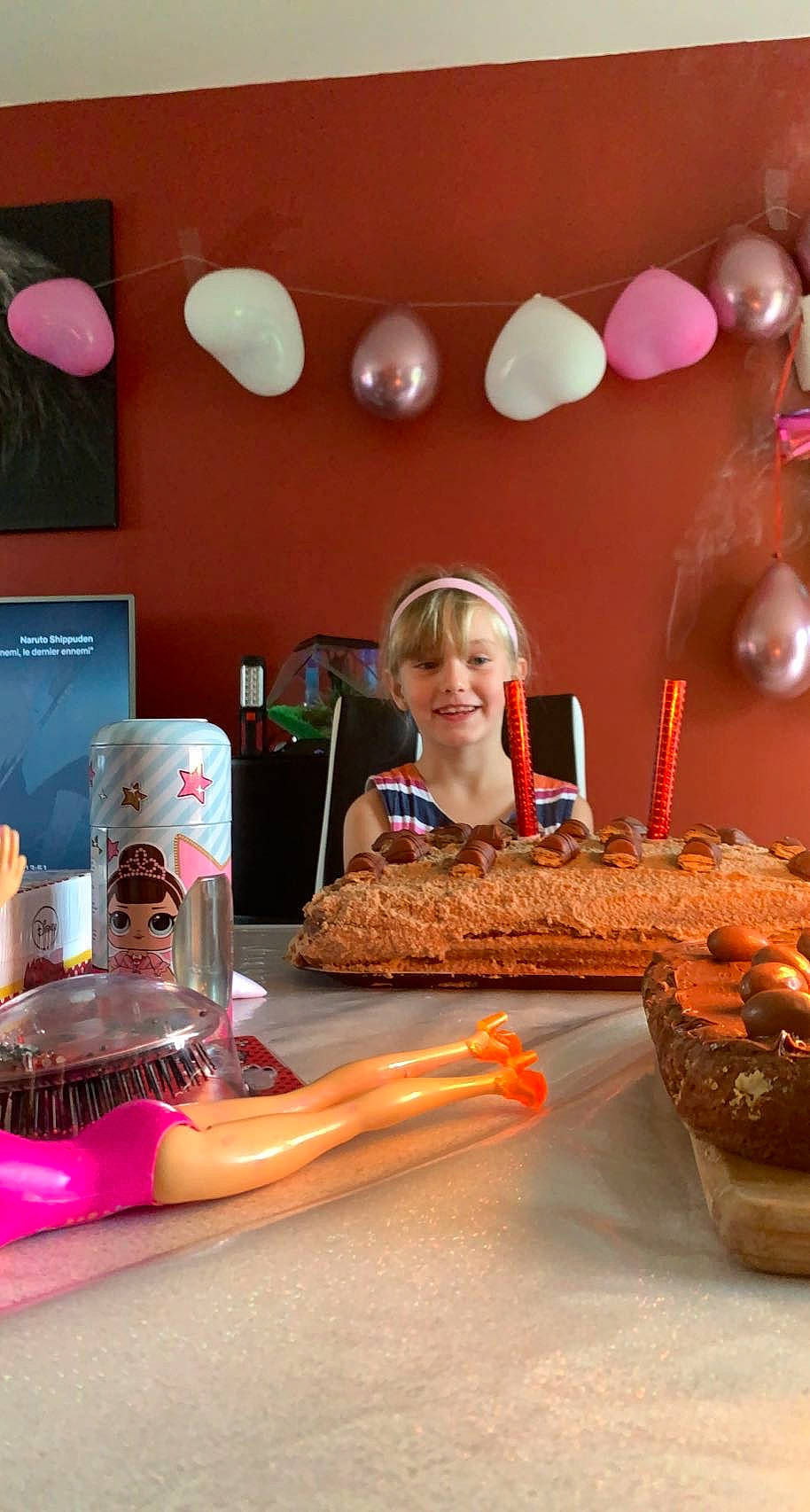 Wendy a rejoint le concours — aidez-le/la à gagner de superbes lots ! baked_goods, balloon, birthday, birthday_cake, birthday_candle, birthday_party, cake, cake_decorating, candle, cuisine, dessert, event, food, ingredient, joy, orange, party_supply, person, plate, smile