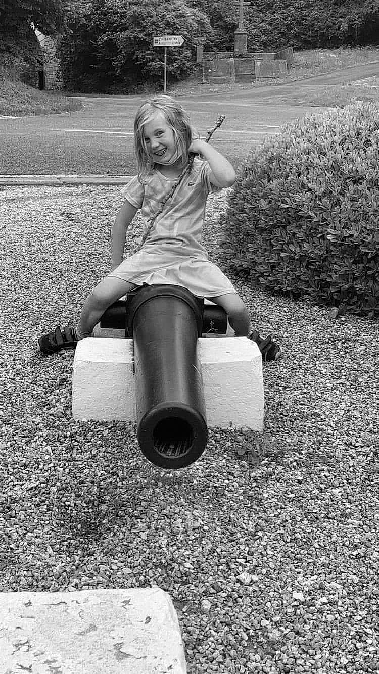 Wendy a rejoint le concours — aidez-le/la à gagner de superbes lots ! asphalt, automotive_tire, black_and_white, eyewear, flash_photography, grass, happy, human_leg, joy, knee, leisure, long_hair, people_in_nature, person, plant, road_surface, shoe, snapshot, sneakers, street_fashion