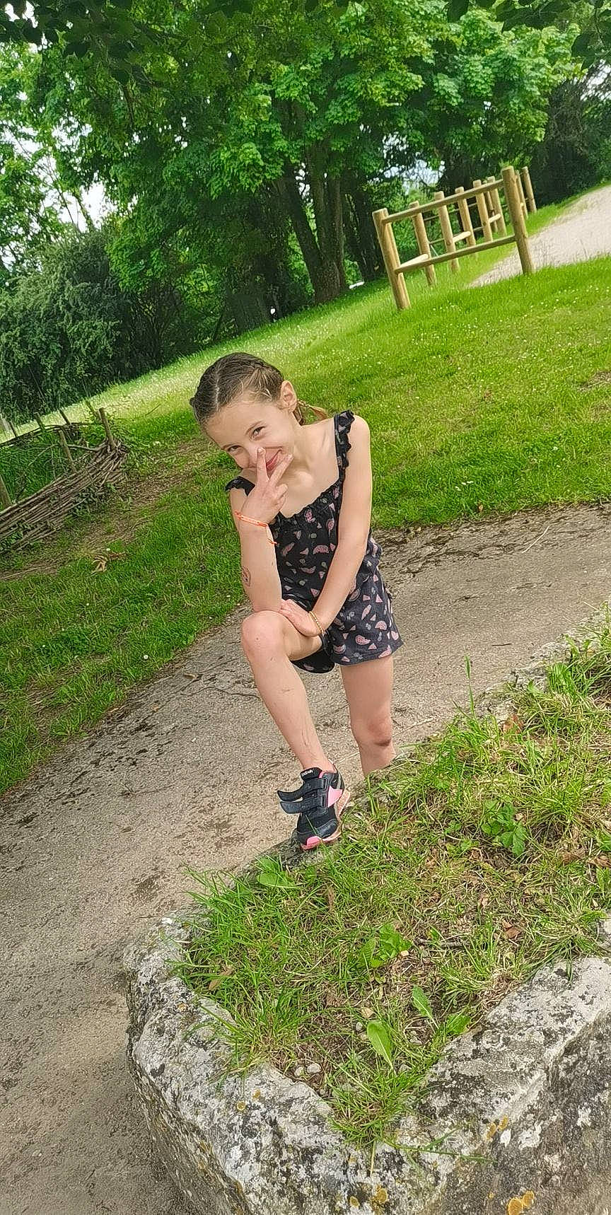 Elza participe au concours pour gagner de l'argent avec cette photo : asphalt, calf, footwear, grass, grass_family, hand, happy, human_leg, joy, landscape, lawn, leisure, people_in_nature, person, plant, recreation, shorts, shrub, sidewalk, thigh