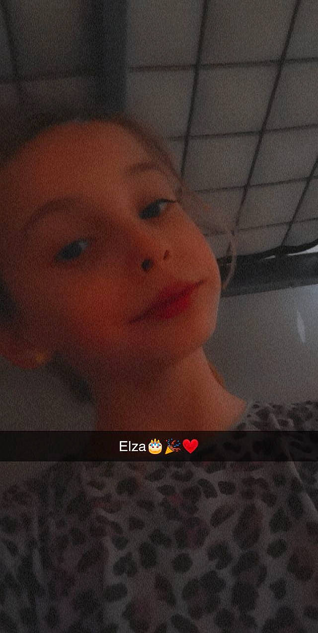 Elza participe au concours pour gagner de l'argent avec cette photo : beauty, black_hair, chest, cloud, eye, eyebrow, eyelash, flash_photography, forehead, happy, human_body, jaw, lip, long_hair, mouth, nose, person, selfie, skin, sky