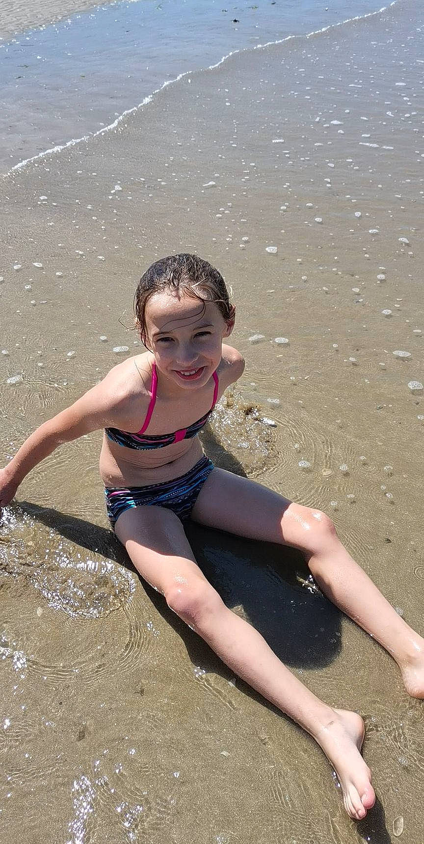 Elza participe au concours pour gagner de l'argent avec cette photo : barefoot, beach, body_of_water, brassiere, eyewear, fun, happy, human_body, joy, leg, leisure, people_on_beach, person, sand, smile, summer, swimwear, thigh, undergarment, underpants