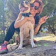 Persee a rejoint le concours — aidez-le/la à gagner de superbes lots ! casual_clothing, collar, daylight, dog, friendship, grass, happy, nature, outdoor, peace_sign, pet, rock, shoes, short_hair, smile, sunglasses, sunlight, tattoo, trees, woman