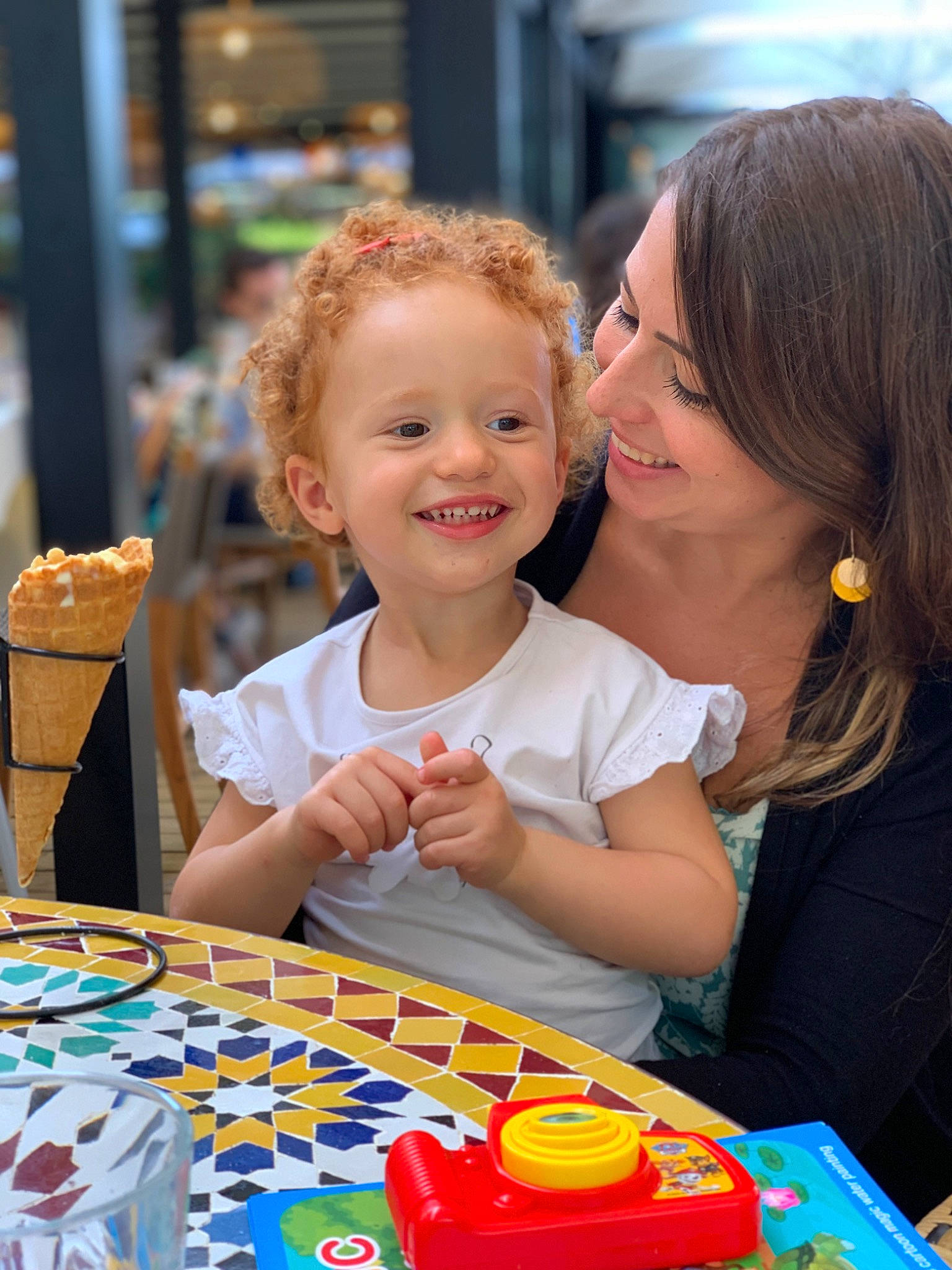 Alya a rejoint le concours — aidez-le/la à gagner de superbes lots ! chair, child, event, fun, games, happy, icing, indoor_games_and_sports, joy, leisure, party, person, play, recreation, sharing, smile, summer, t_shirt, table, toddler