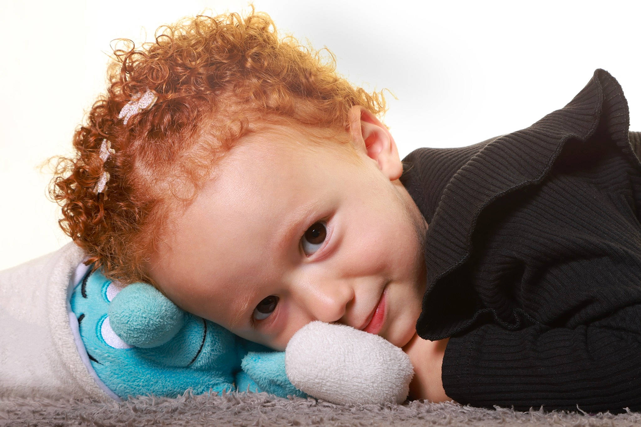 Alya a rejoint le concours — aidez-le/la à gagner de superbes lots ! baby, baby_sleeping, baby_toddler_clothing, cheek, child, comfort, eye, fun, gesture, grass, happy, linens, nose, person, portrait_photography, skin, toddler, toy, tummy_time, wood